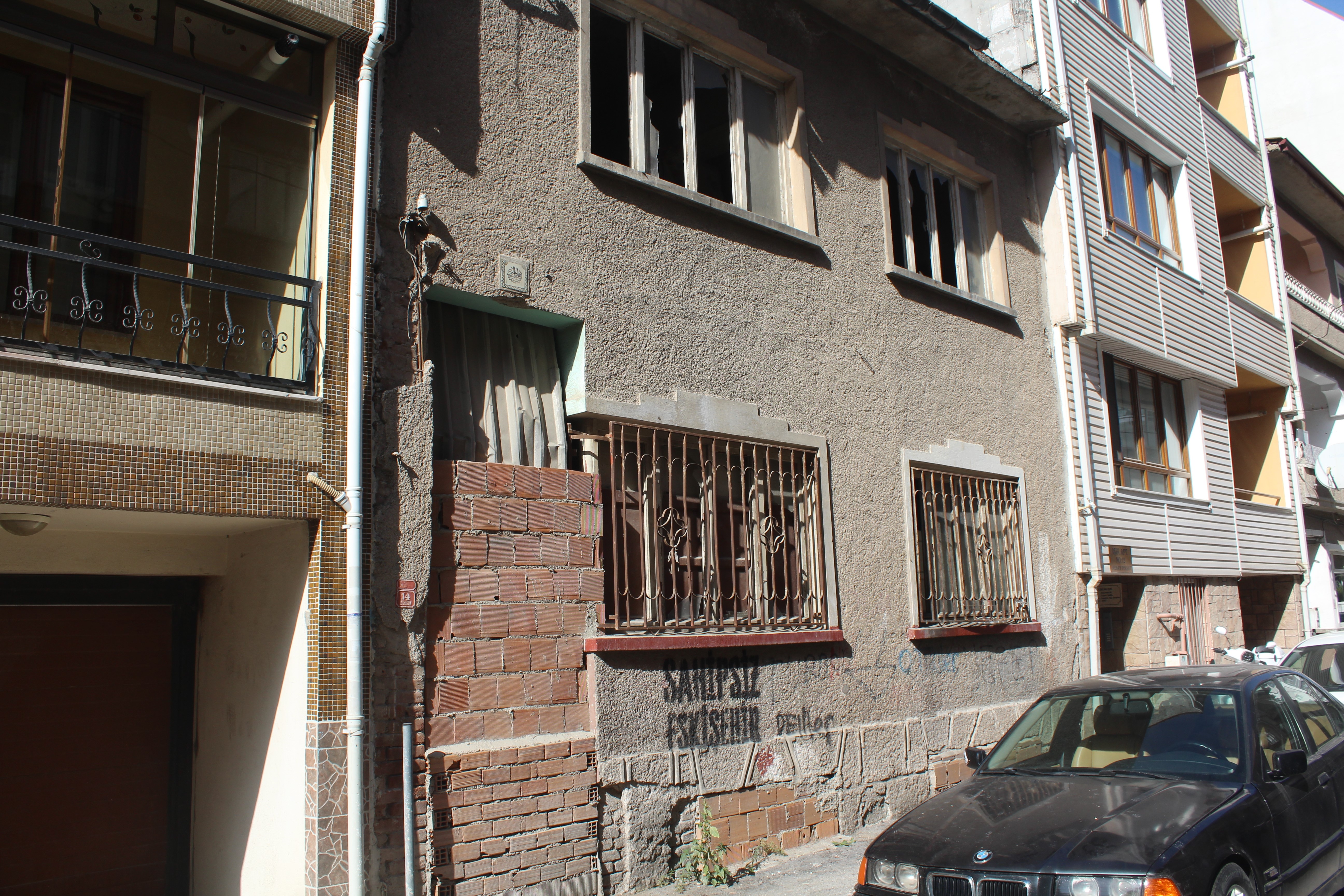 VİRANE YAPI VATANDAŞI TEDİRGİN EDİYOR