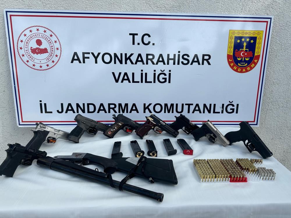 AFYONKARAHİSAR'DA JANDARMADAN MAGANDALARA OPERASYON