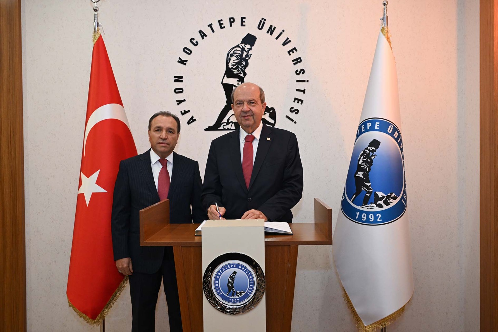 ERSİN TATAR REKTÖRLÜK BİNASINI ZİYARET ETTİ