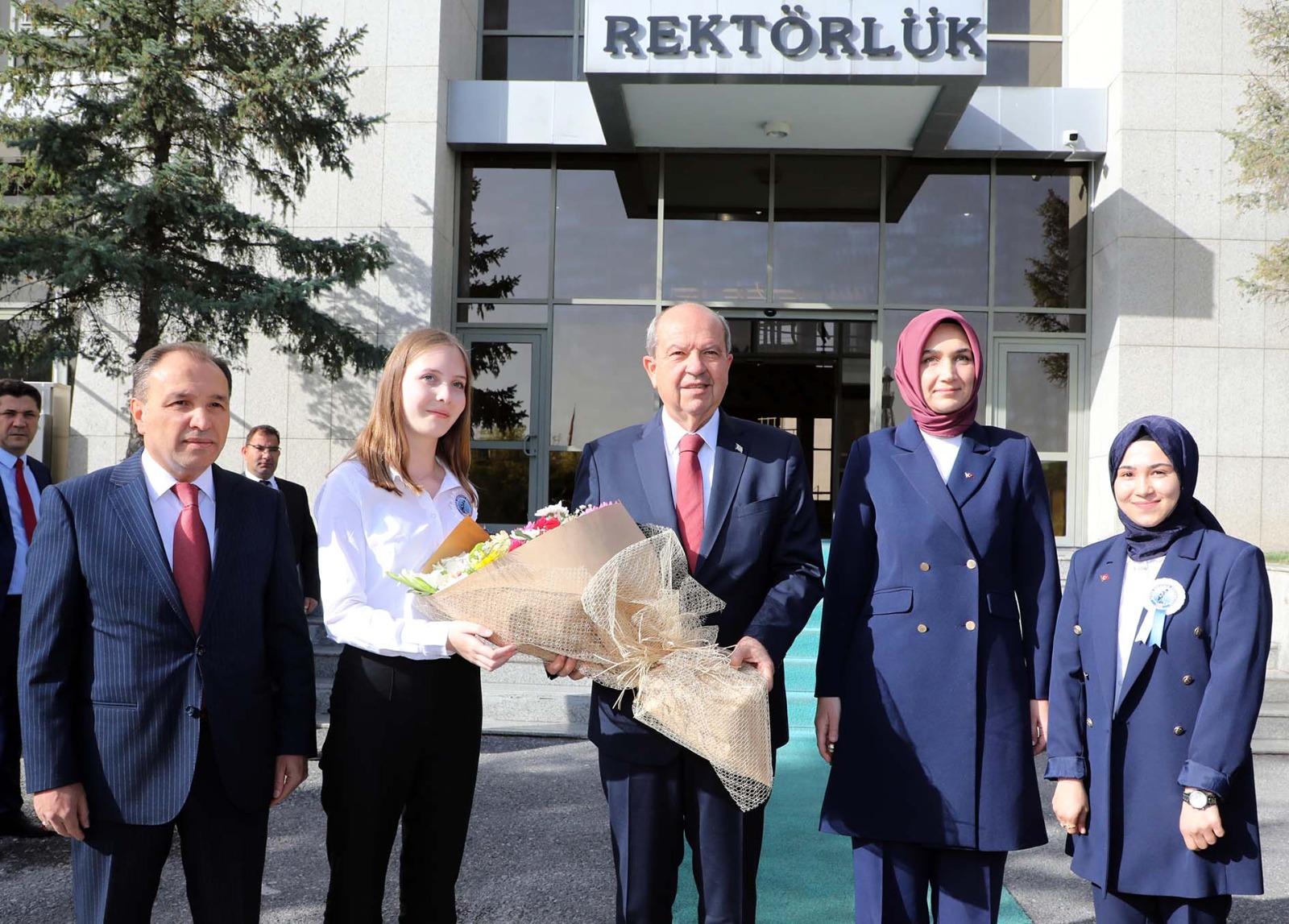 ERSİN TATAR REKTÖRLÜK BİNASINI ZİYARET ETTİ