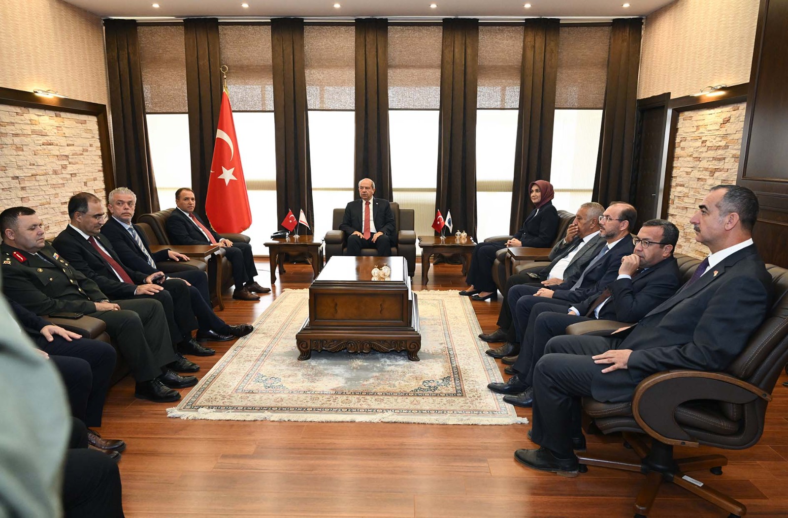 ERSİN TATAR REKTÖRLÜK BİNASINI ZİYARET ETTİ