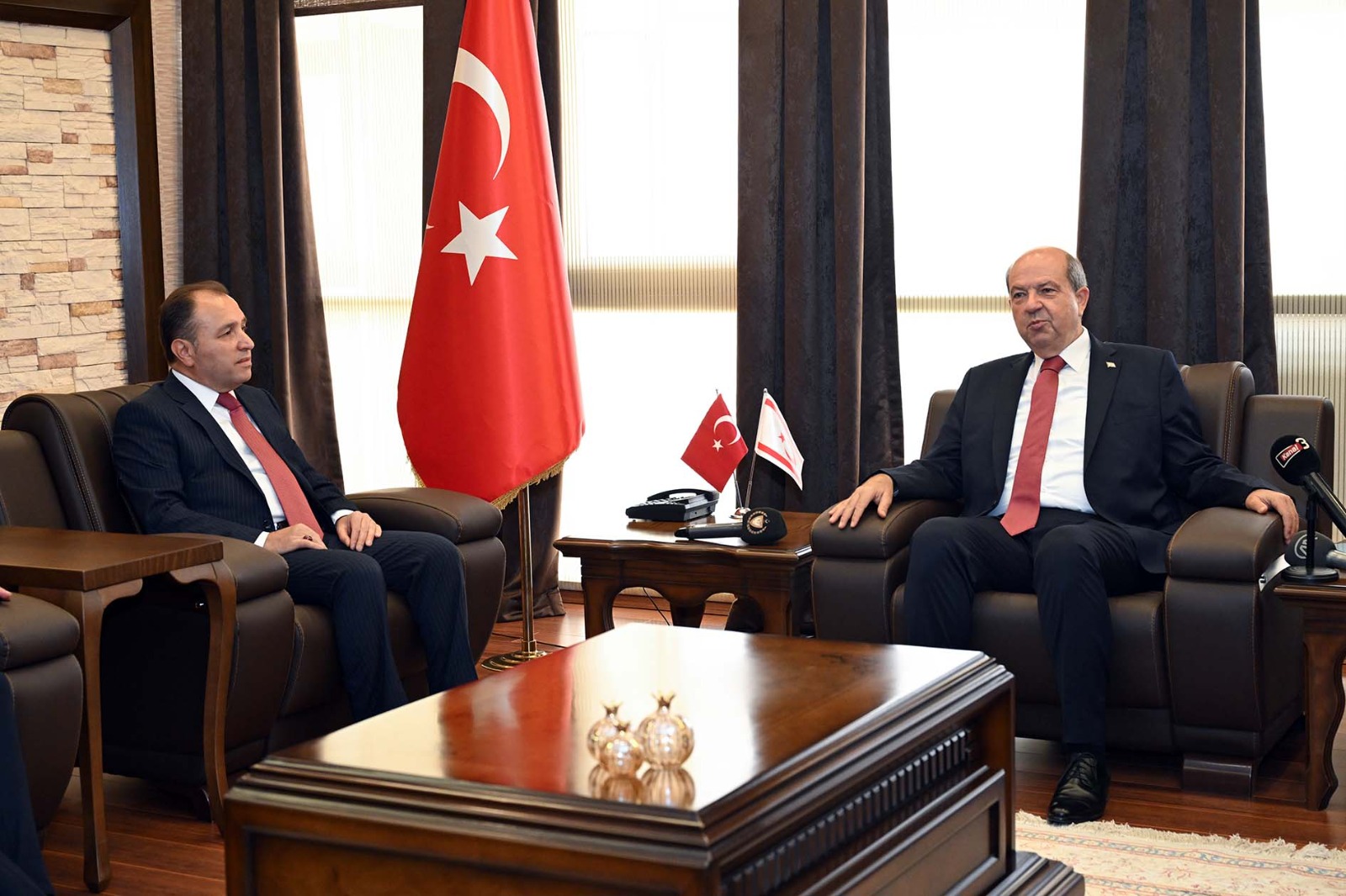 ERSİN TATAR REKTÖRLÜK BİNASINI ZİYARET ETTİ