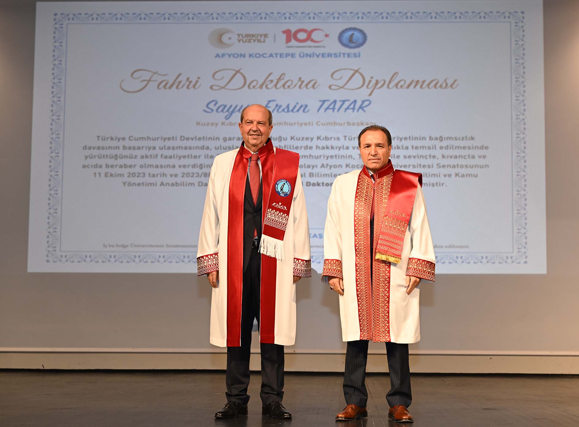 CÜBBESİNİ REKTÖR KARATAŞ GİYDİRDİ