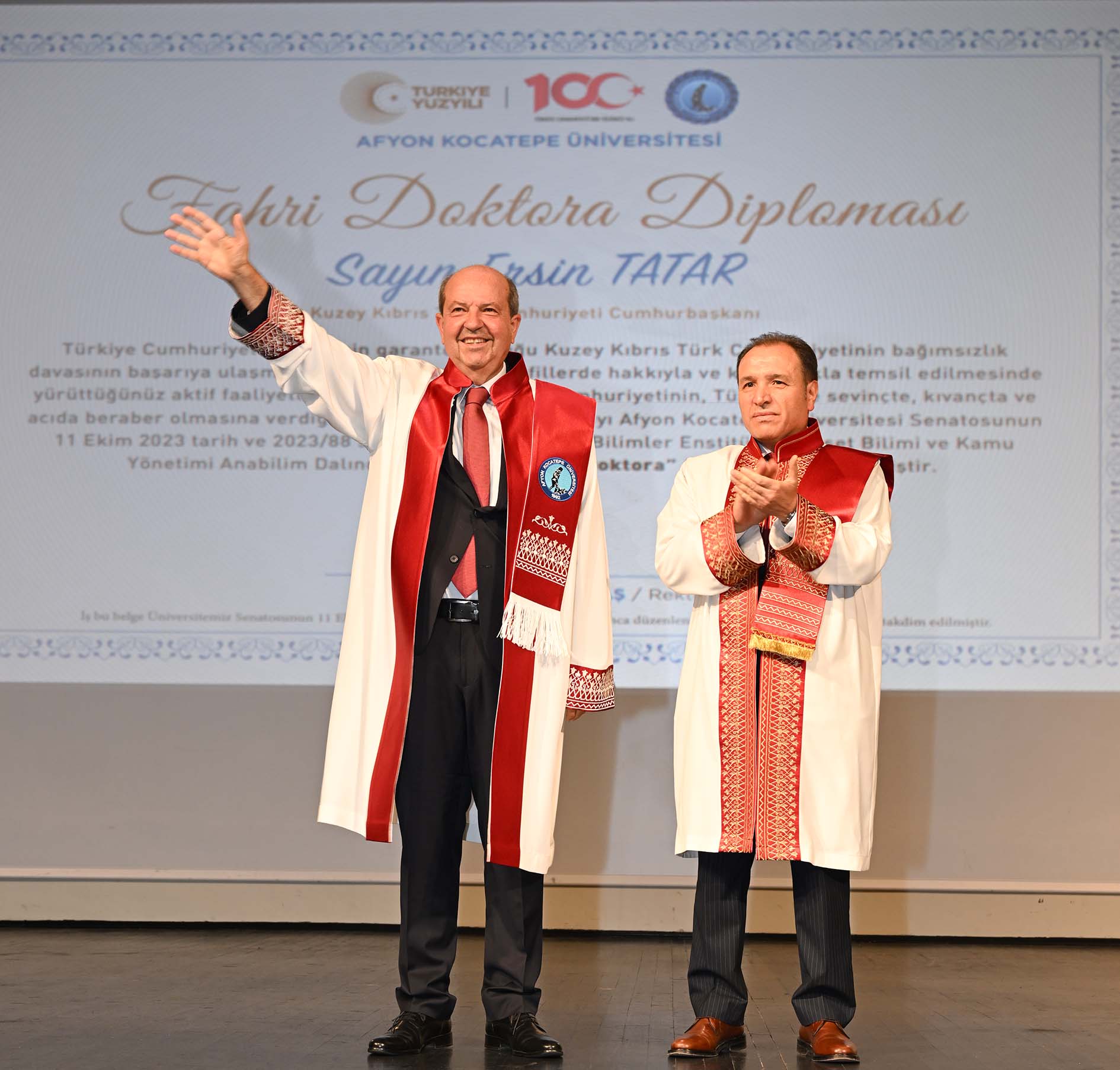 CÜBBESİNİ REKTÖR KARATAŞ GİYDİRDİ