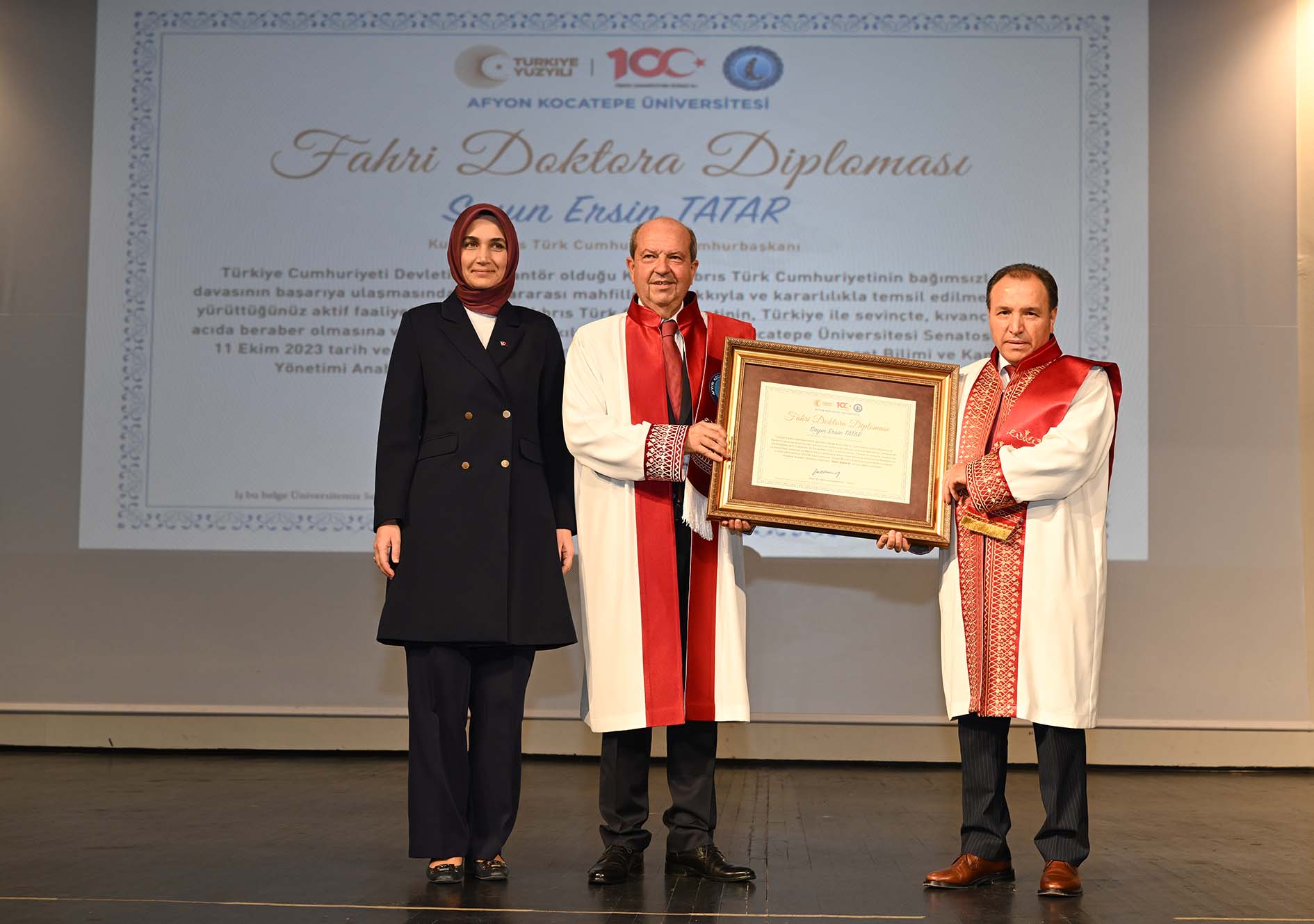 CÜBBESİNİ REKTÖR KARATAŞ GİYDİRDİ