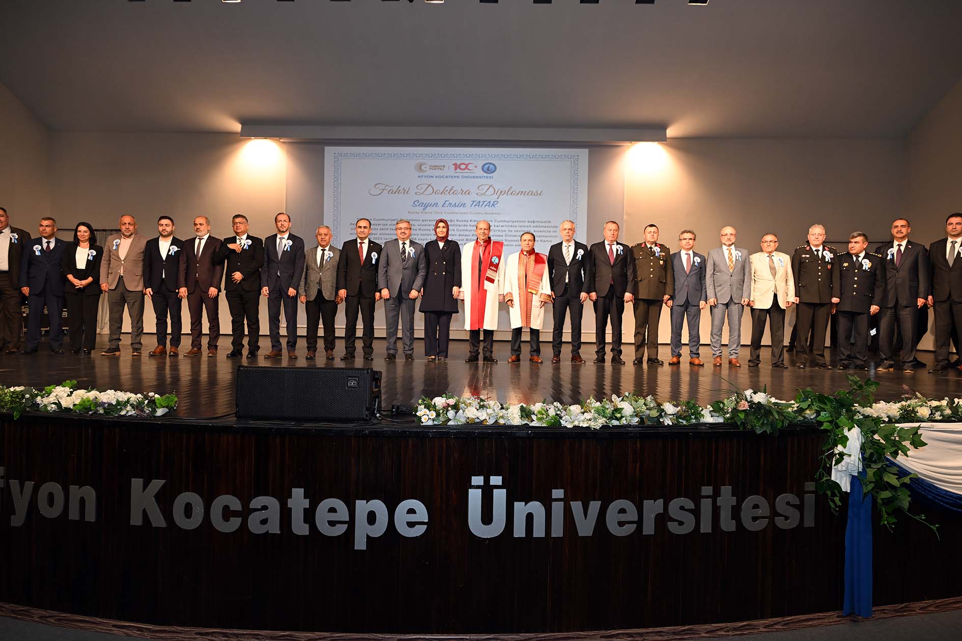 CÜBBESİNİ REKTÖR KARATAŞ GİYDİRDİ