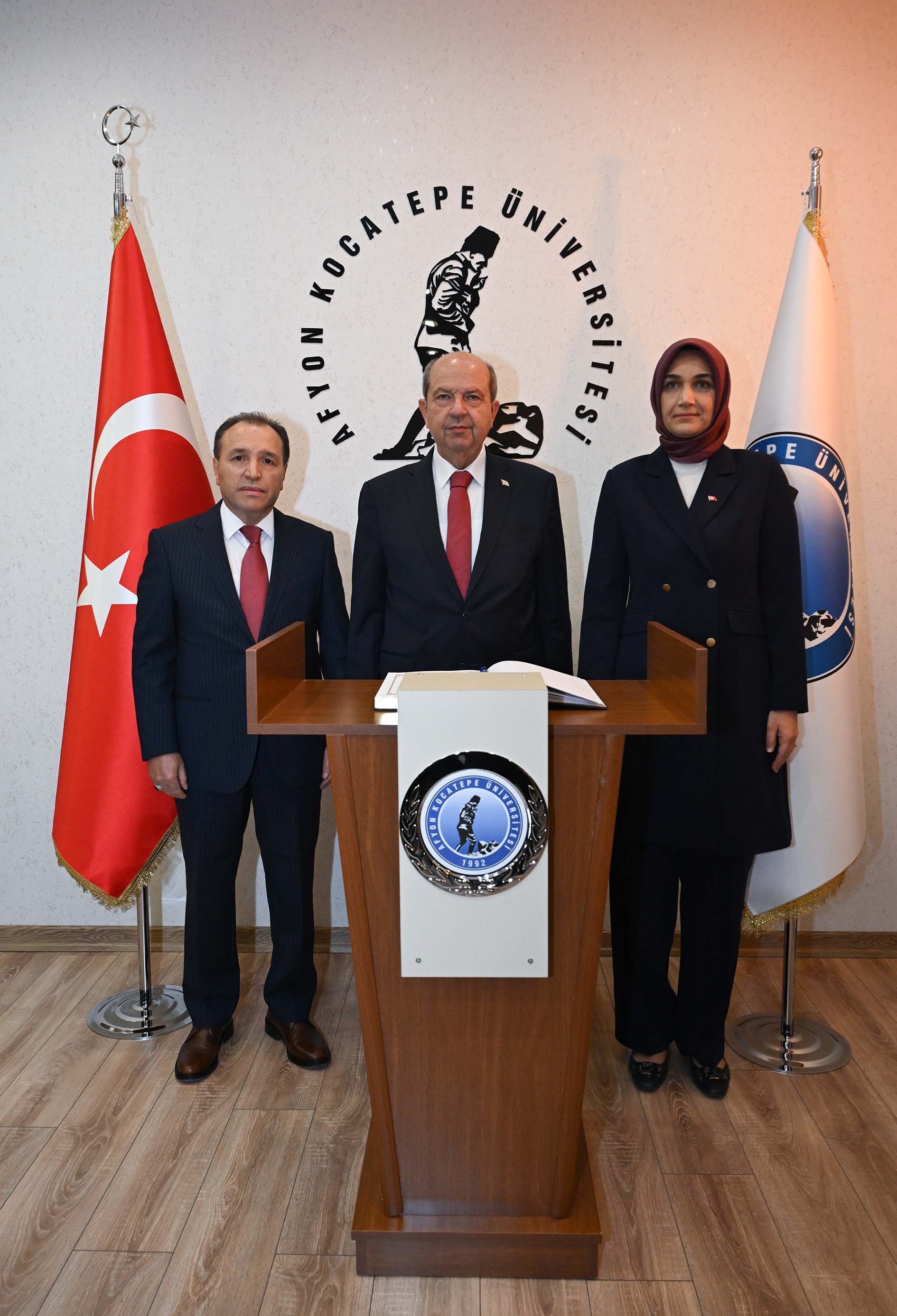 CÜBBESİNİ REKTÖR KARATAŞ GİYDİRDİ