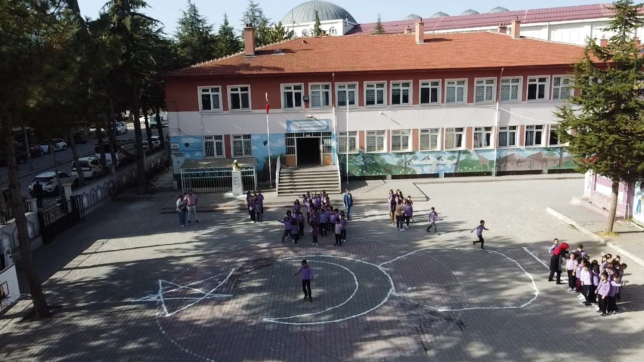 400 ÖĞRENCİDEN 100’NCÜ YIL KOREOGRAFİSİ