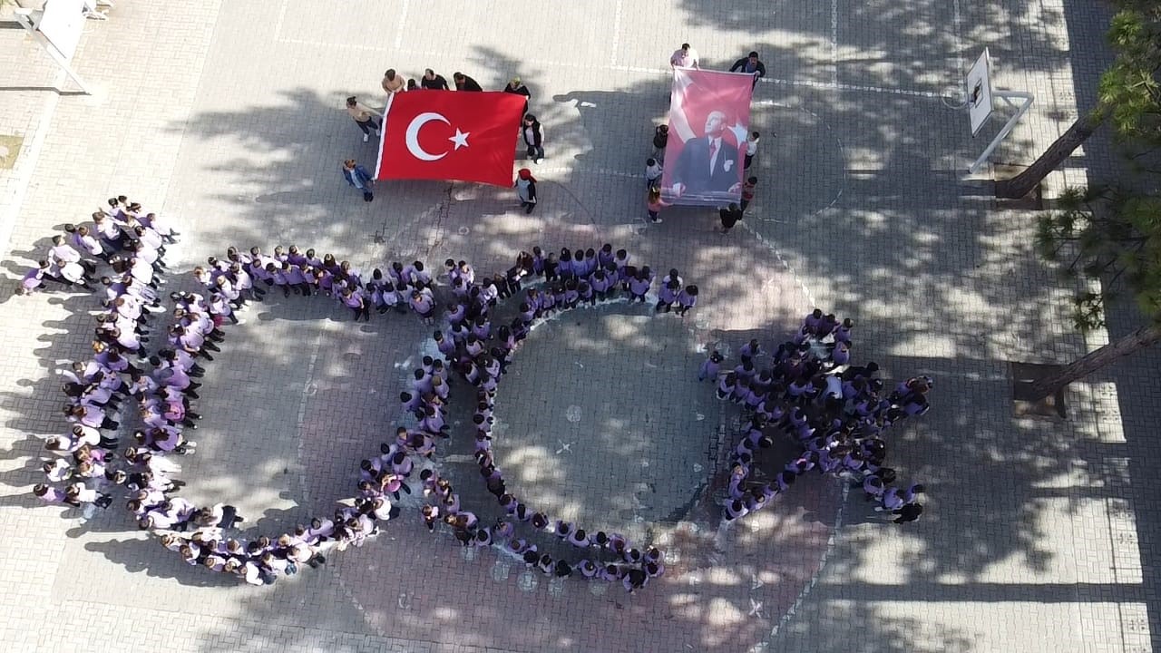 400 ÖĞRENCİDEN 100’NCÜ YIL KOREOGRAFİSİ