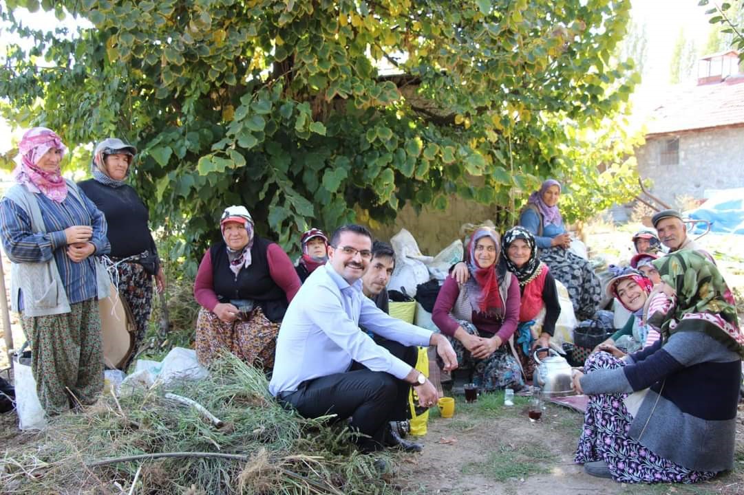 KAYMAKAM HAN KADIN İŞÇİLERLE PATATES TOPLADI