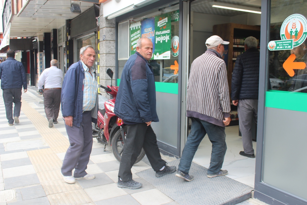AFYON HALKI MARKET FİYATLARINI YORUMLADI