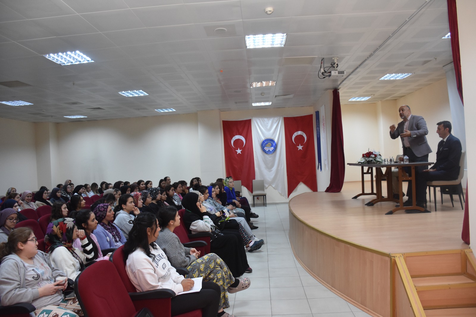 KASAPOĞLU ŞUHUT’TA GENÇLERLE BULUŞTU
