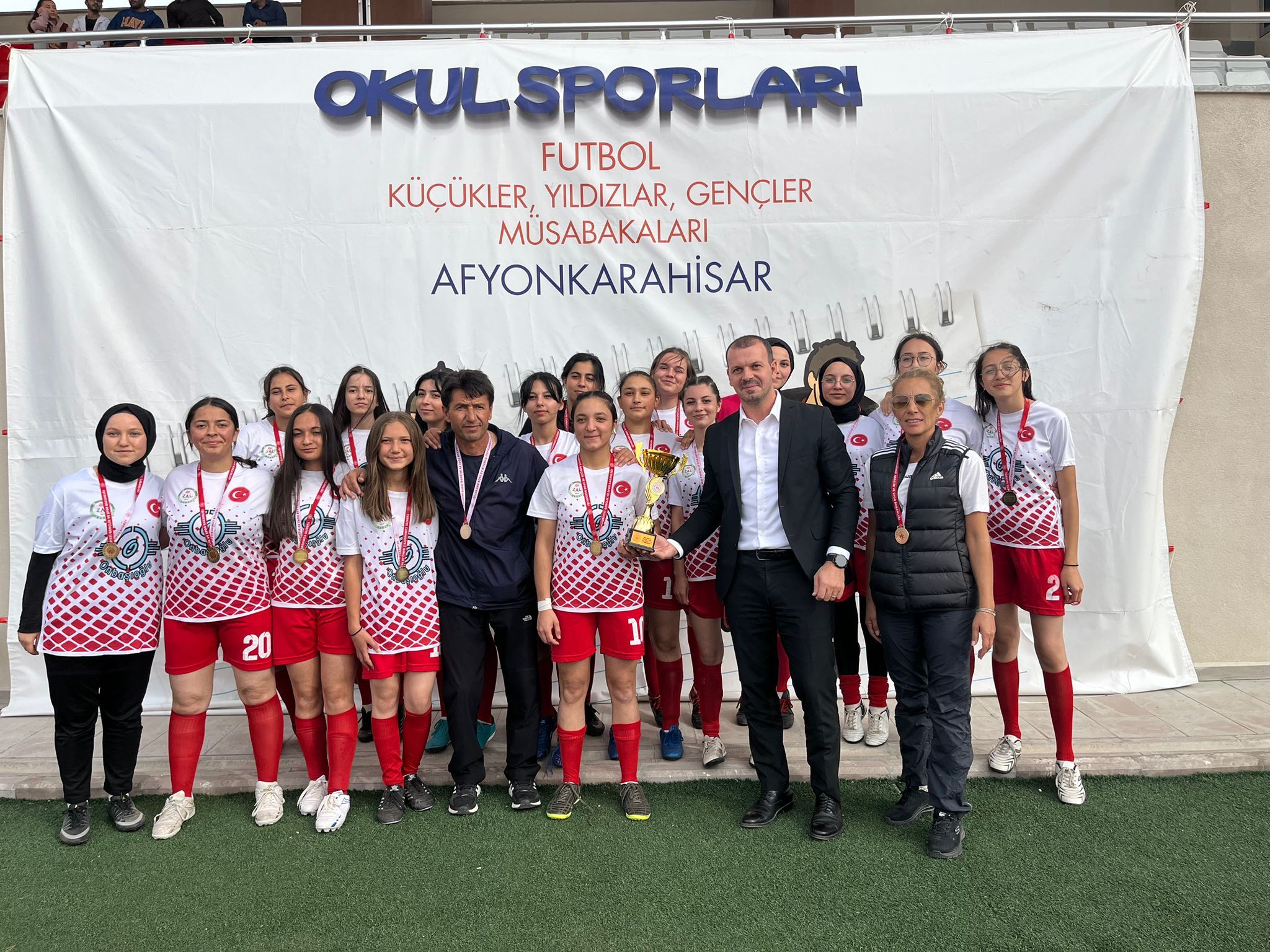 GENÇ KIZLAR FUTBOL MÜSABAKALARI TAMAMLANDI