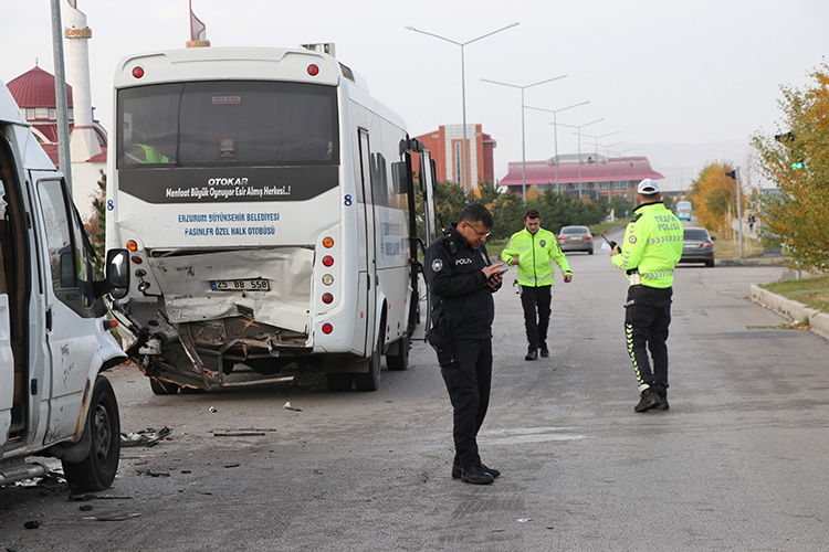 ZİNCİRLEME TRAFİK KAZASINDA 23 KİŞİ YARALANDI