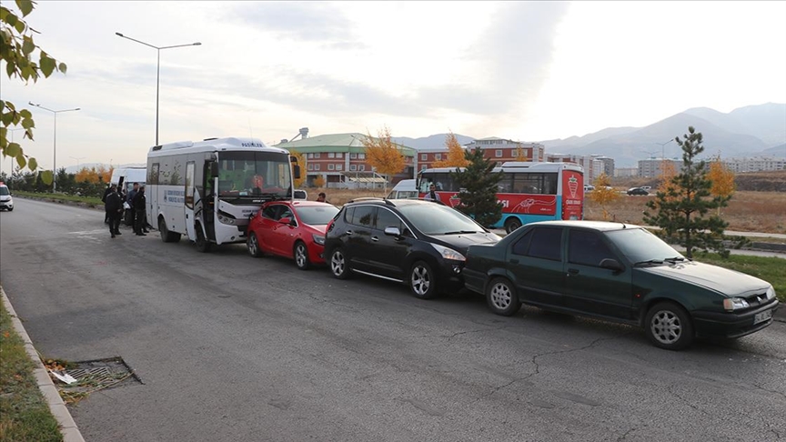 ZİNCİRLEME TRAFİK KAZASINDA 23 KİŞİ YARALANDI