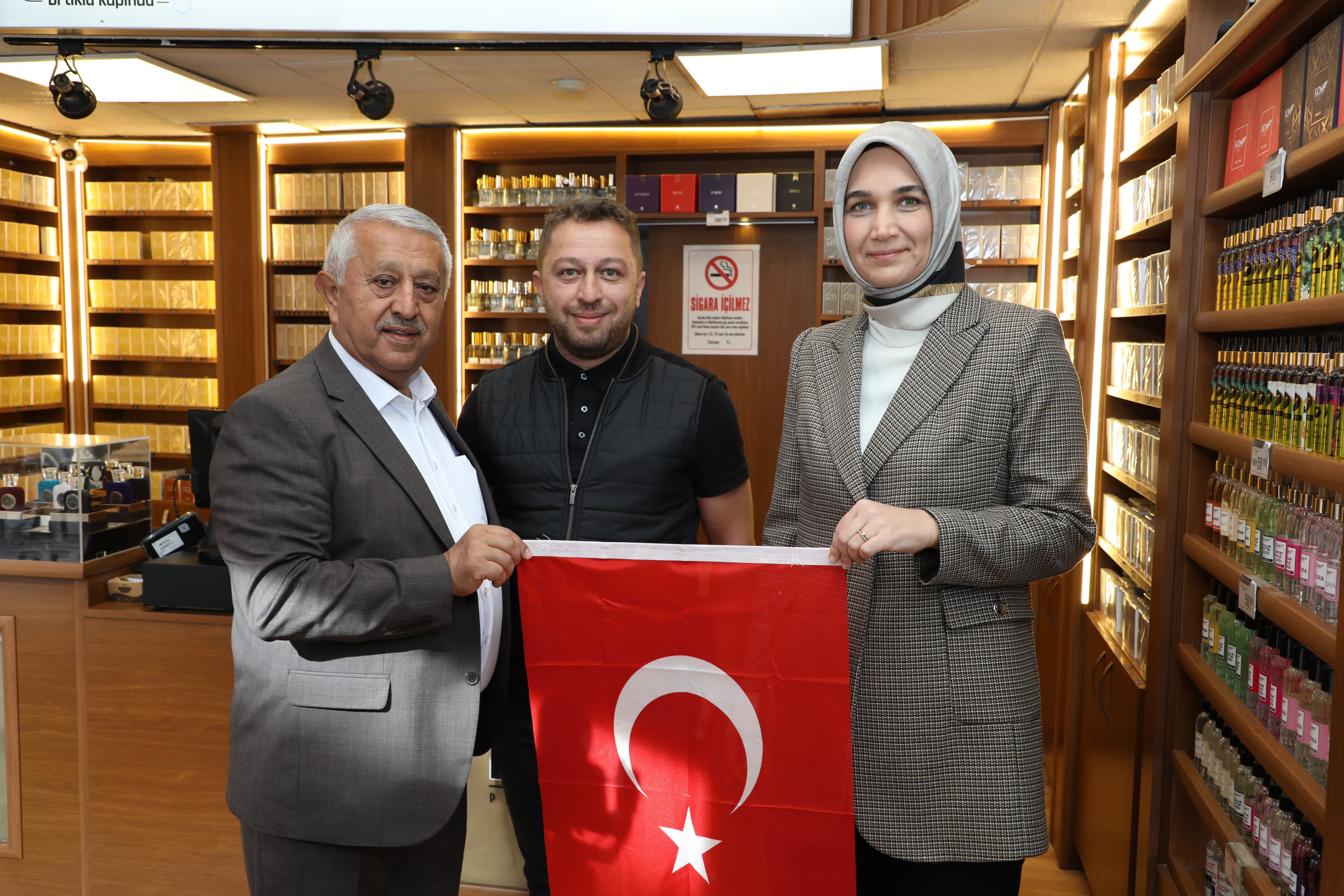 AFYONKARAHİSAR TÜRK BAYRAĞIYLA DONATILIYOR