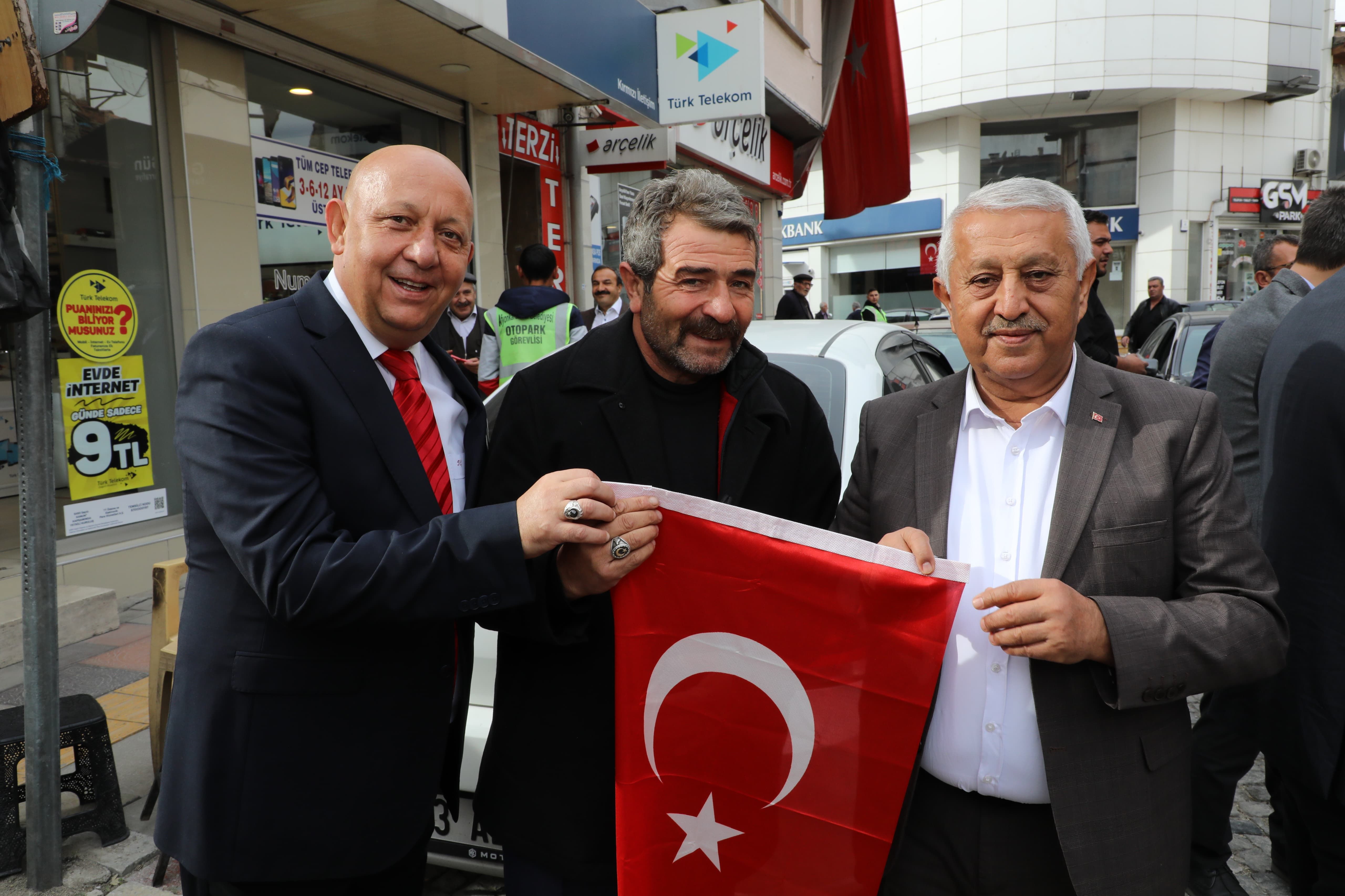 AFYONKARAHİSAR TÜRK BAYRAĞIYLA DONATILIYOR