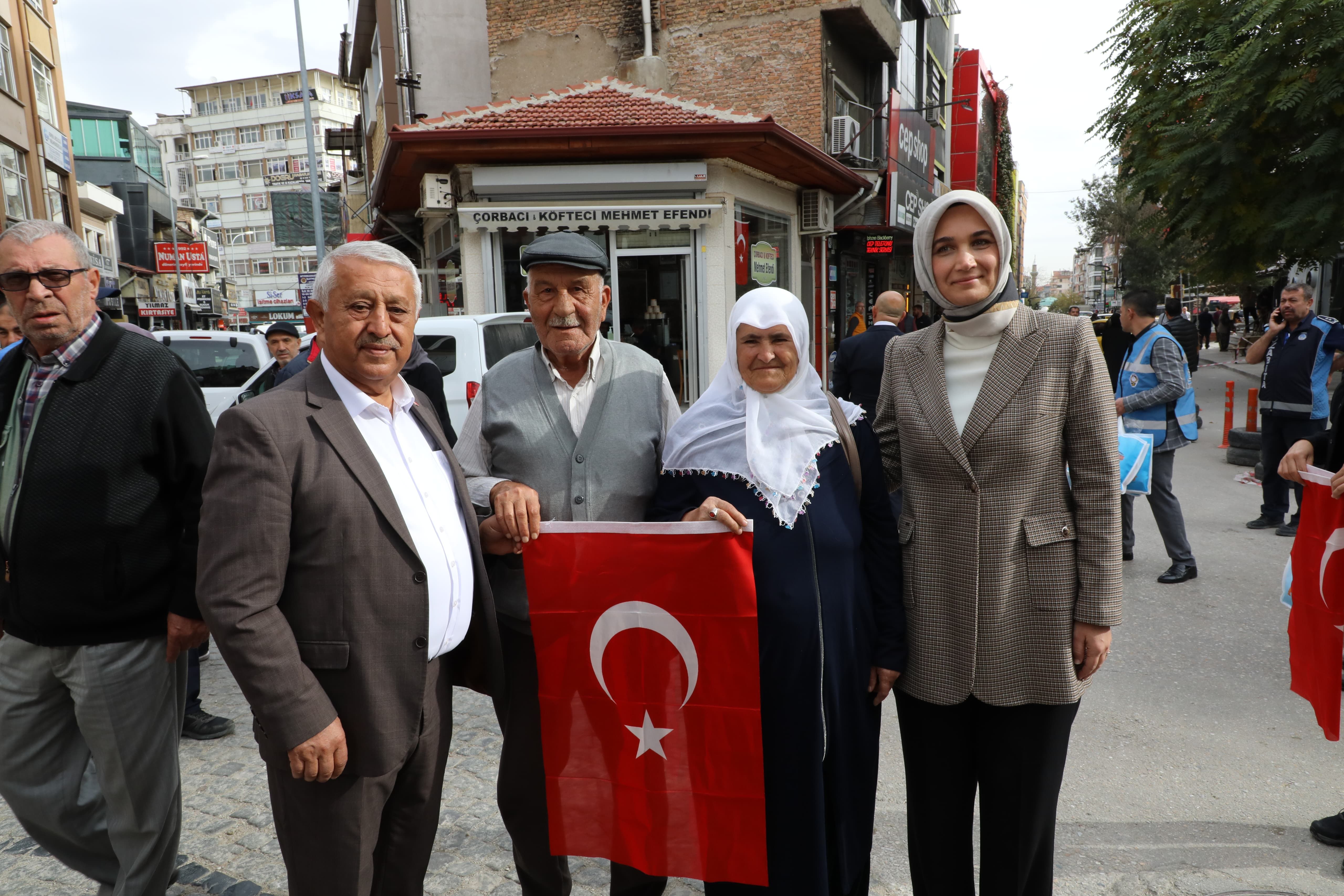 AFYONKARAHİSAR TÜRK BAYRAĞIYLA DONATILIYOR