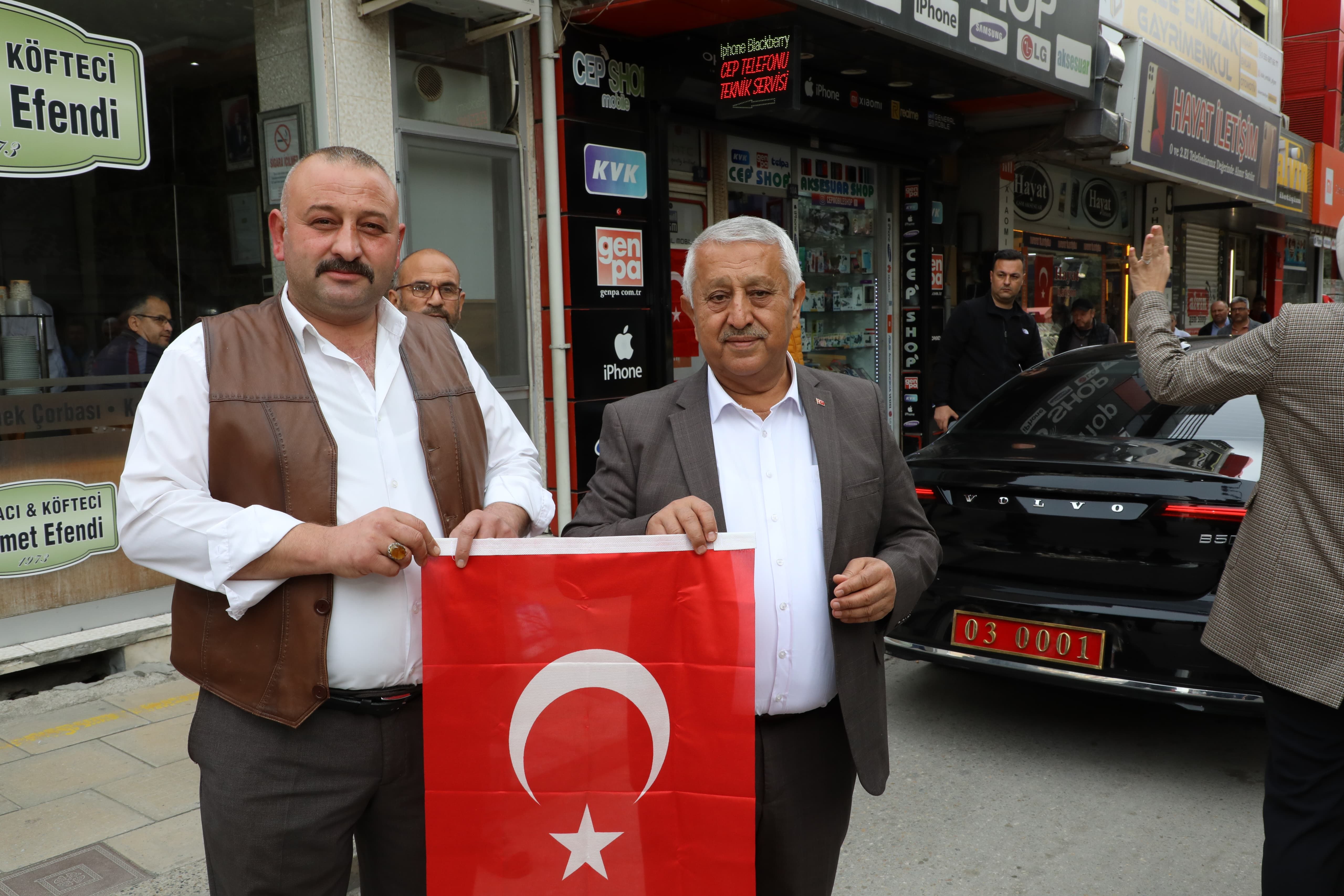 AFYONKARAHİSAR TÜRK BAYRAĞIYLA DONATILIYOR