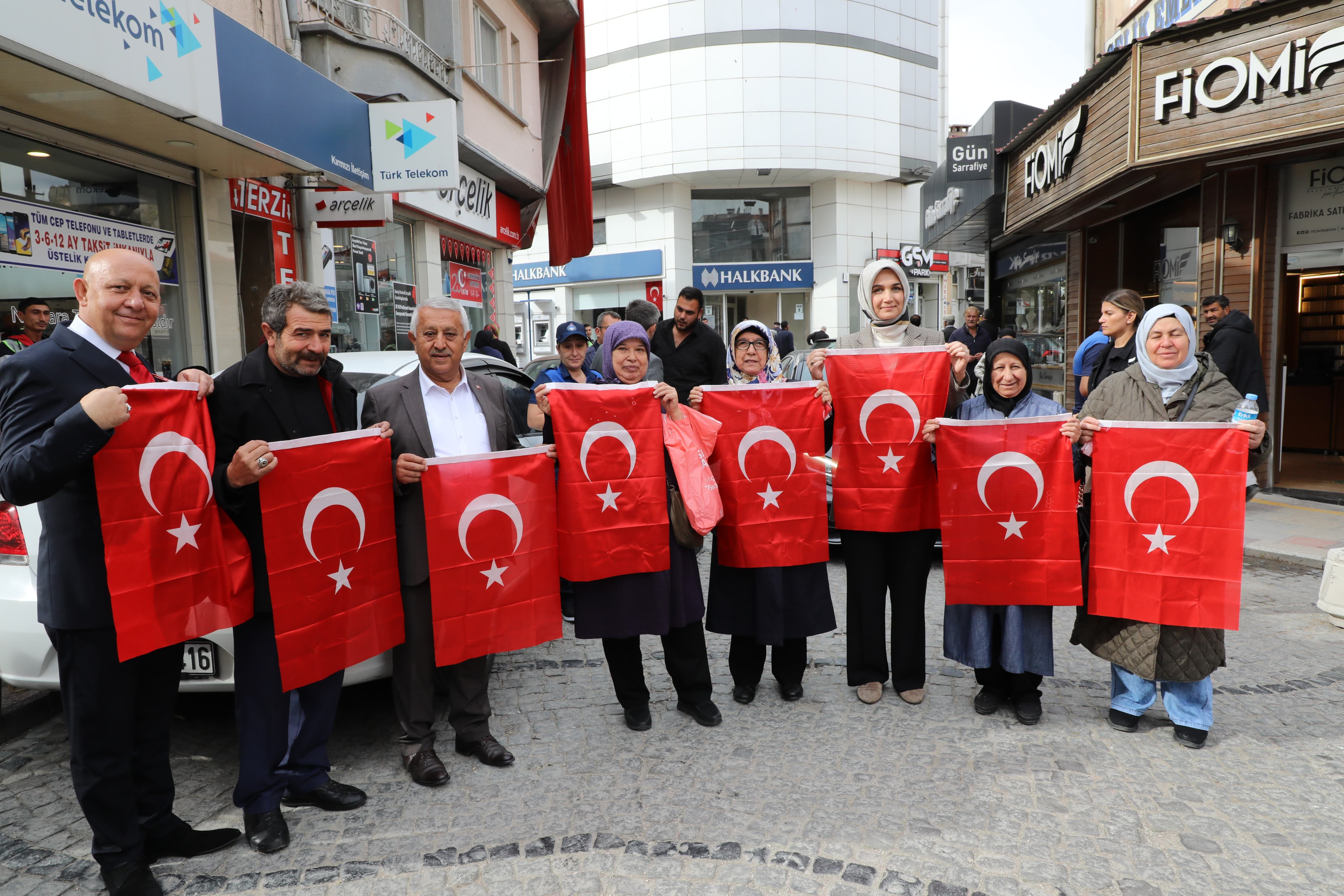 AFYONKARAHİSAR TÜRK BAYRAĞIYLA DONATILIYOR
