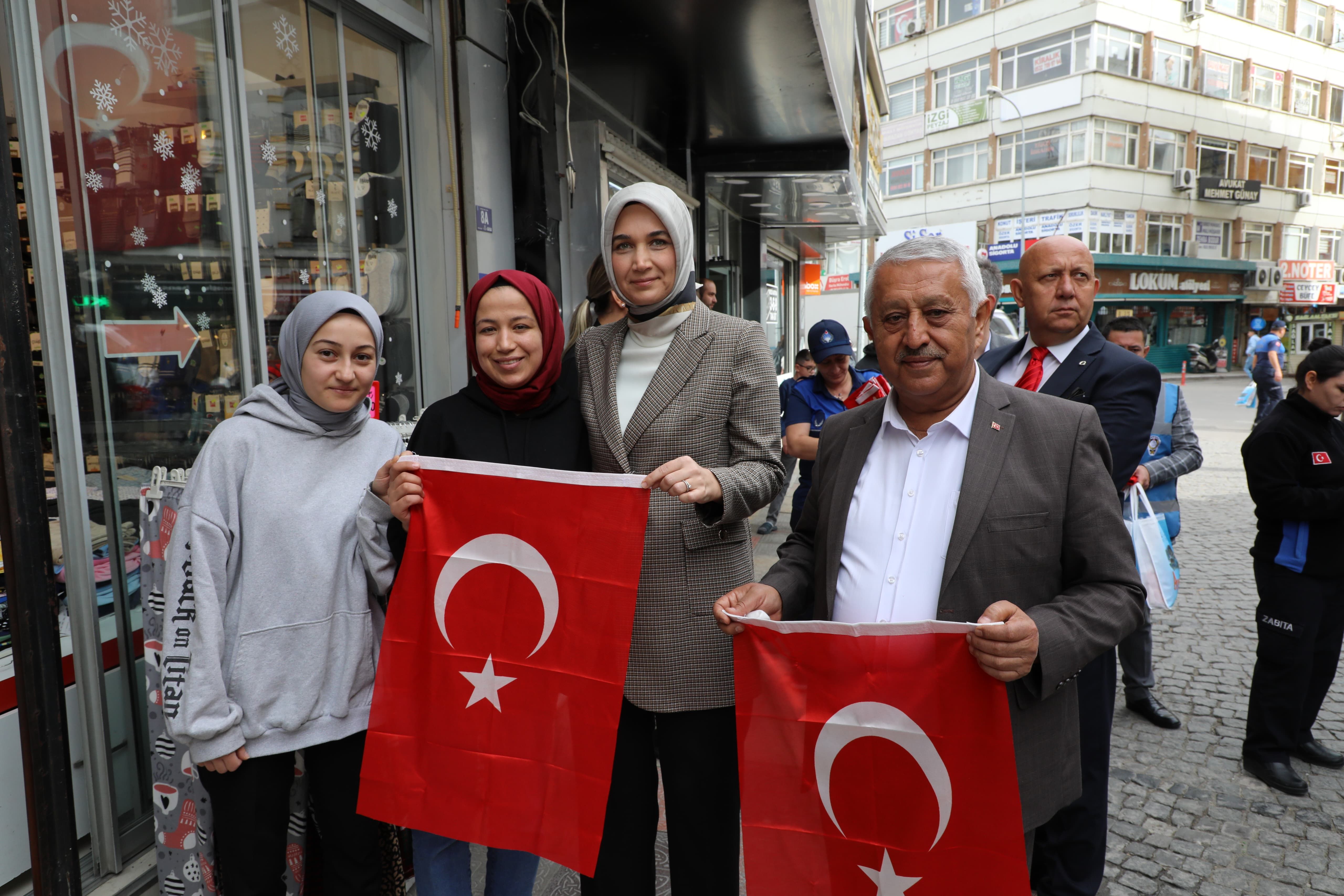 AFYONKARAHİSAR TÜRK BAYRAĞIYLA DONATILIYOR