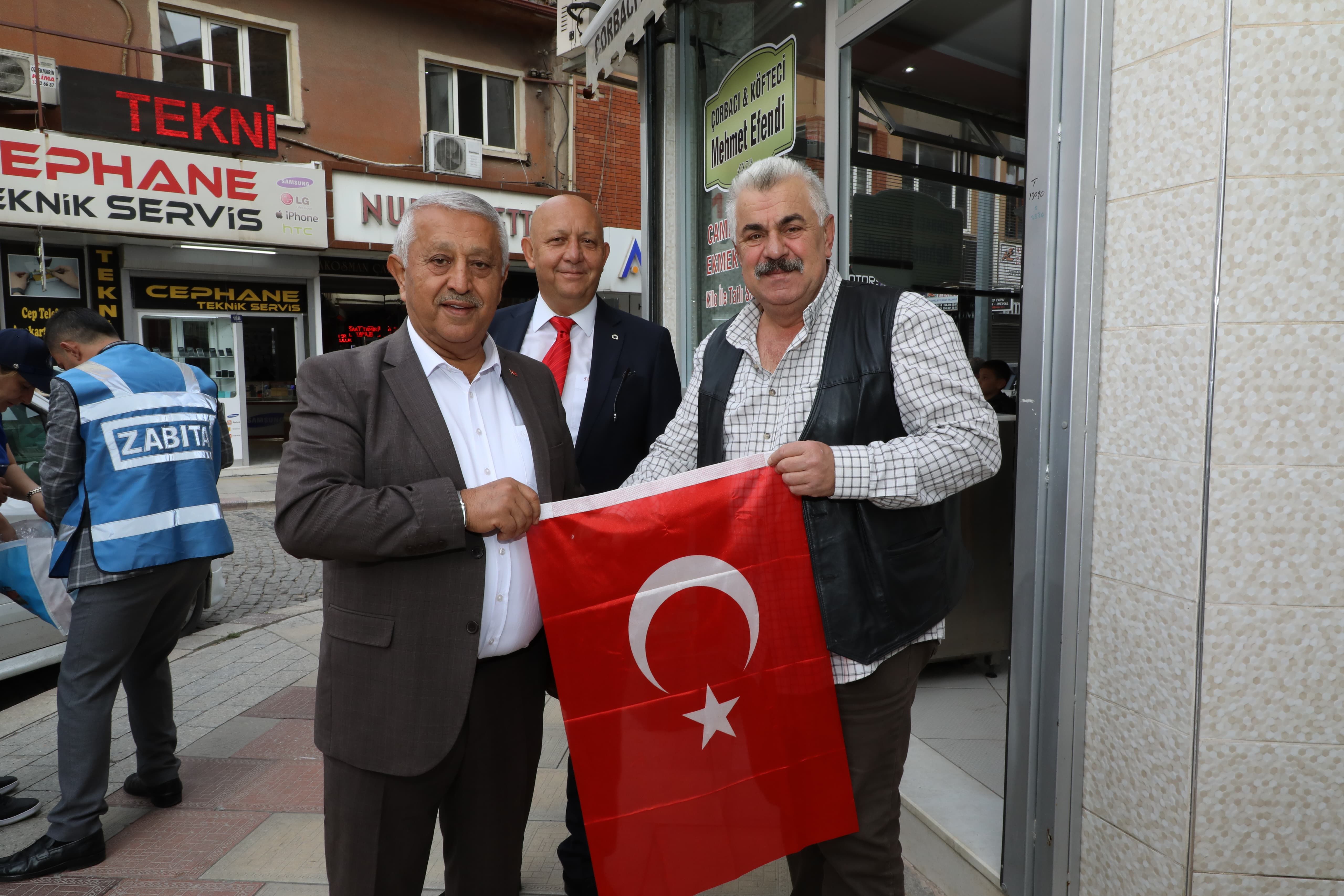 AFYONKARAHİSAR TÜRK BAYRAĞIYLA DONATILIYOR