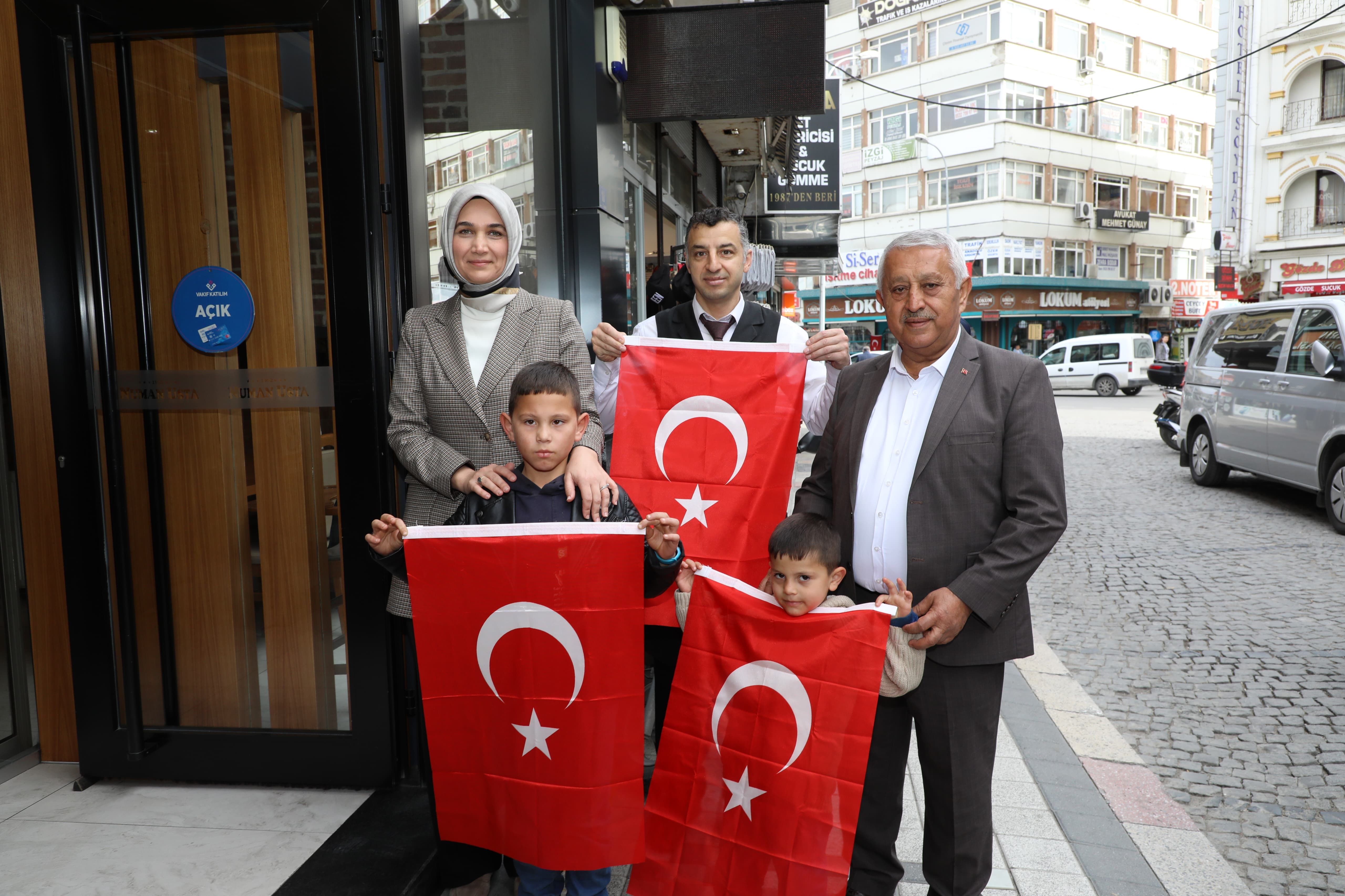 AFYONKARAHİSAR TÜRK BAYRAĞIYLA DONATILIYOR