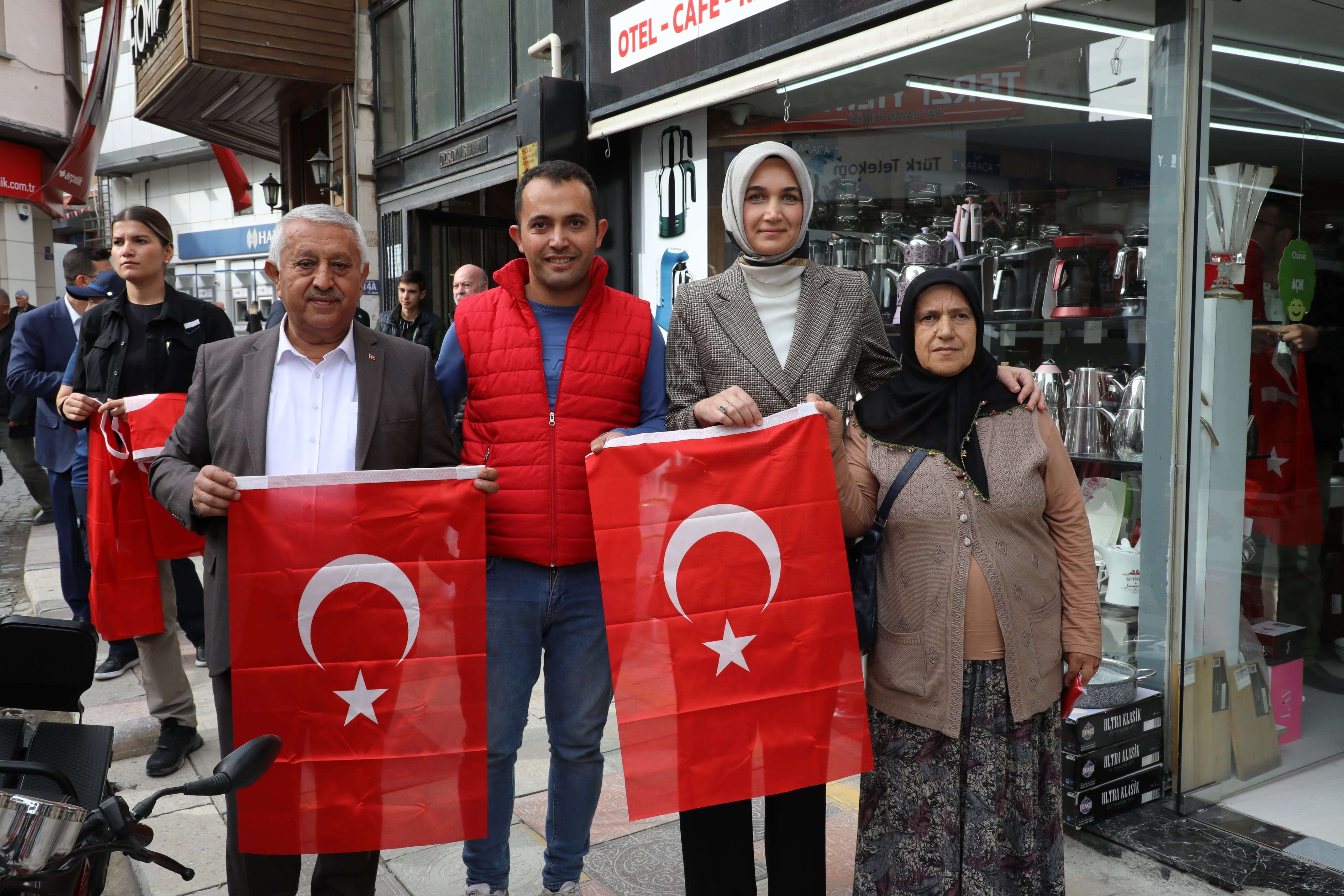 AFYONKARAHİSAR TÜRK BAYRAĞIYLA DONATILIYOR