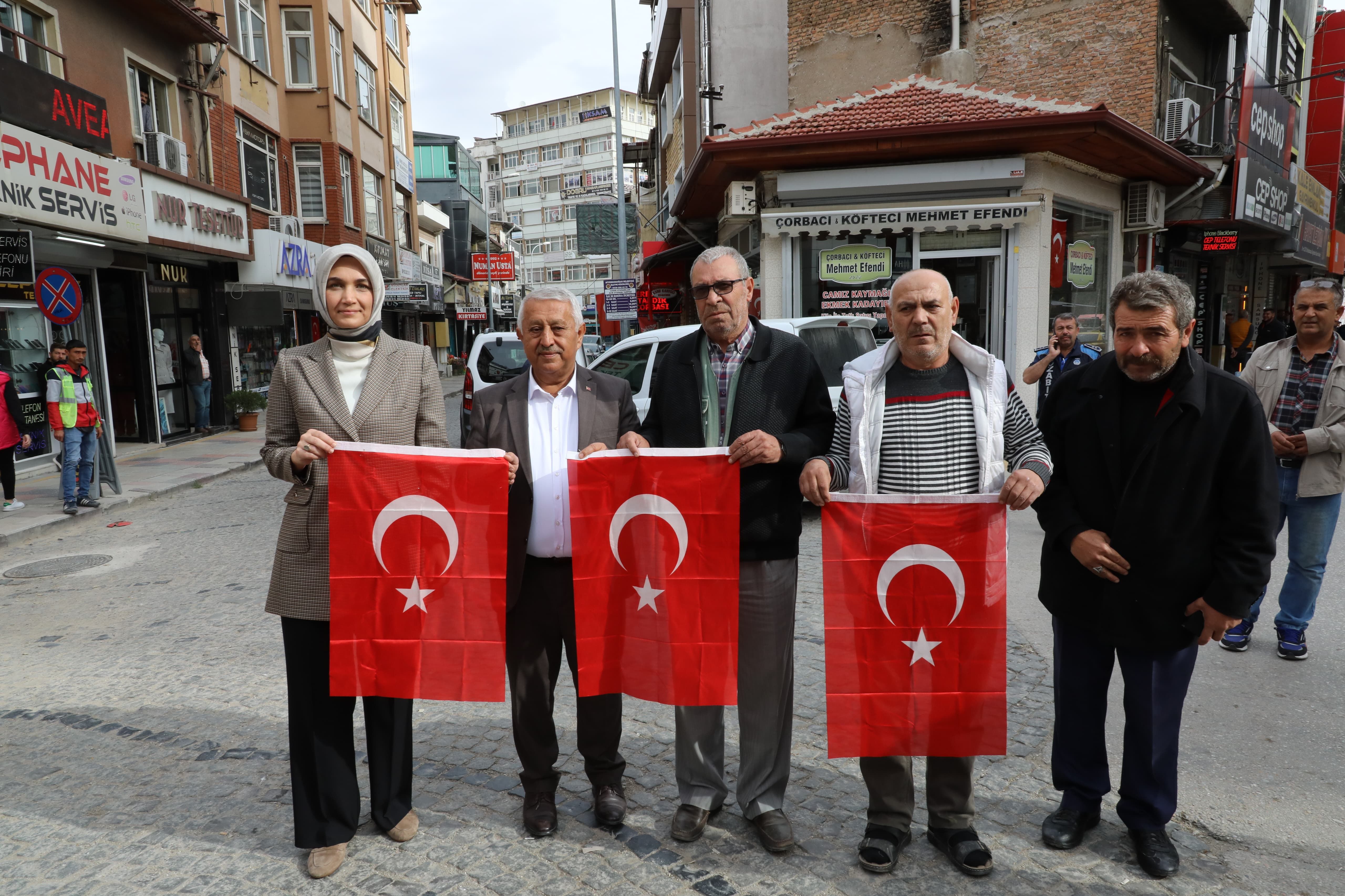 AFYONKARAHİSAR TÜRK BAYRAĞIYLA DONATILIYOR