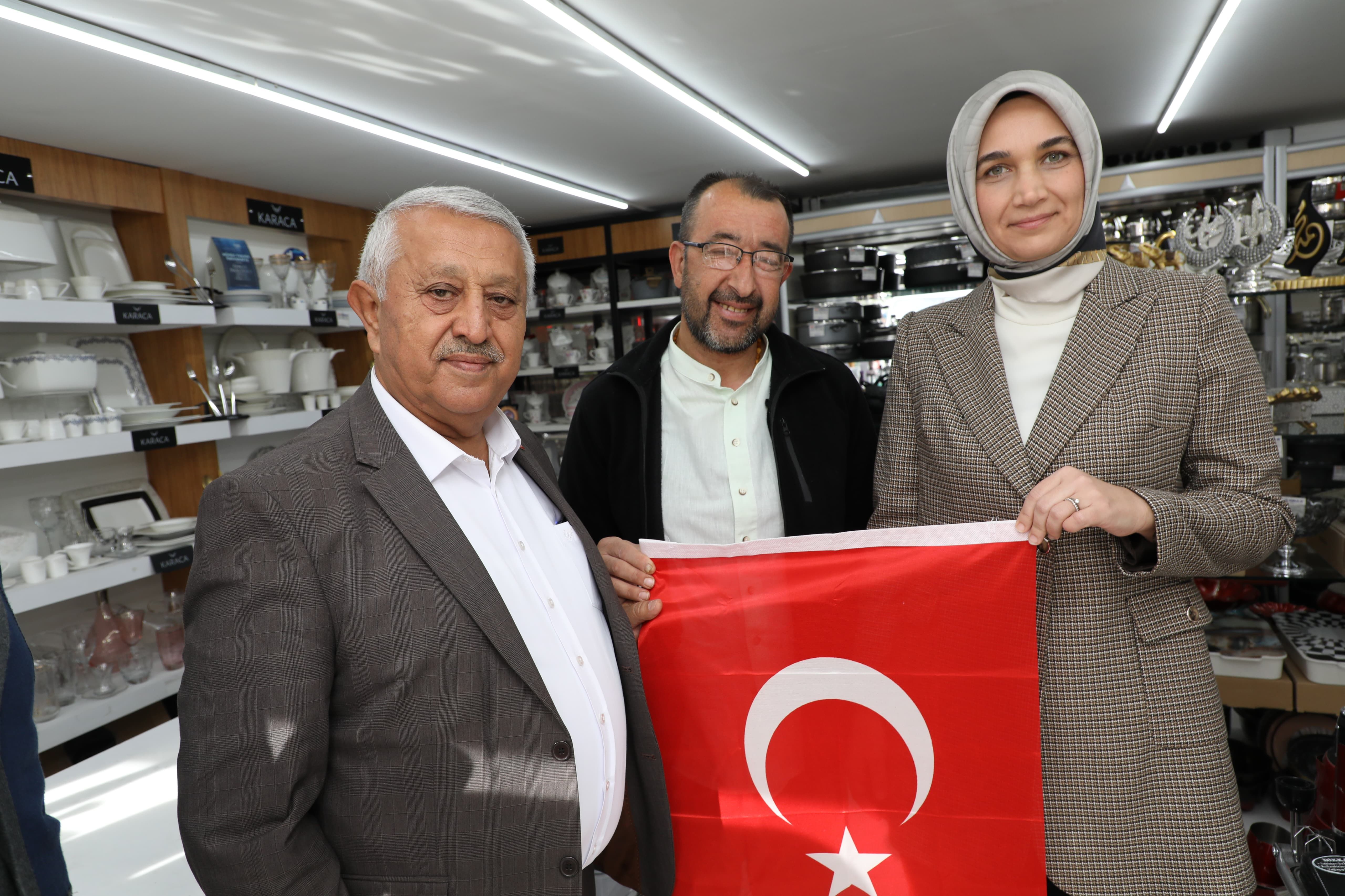 AFYONKARAHİSAR TÜRK BAYRAĞIYLA DONATILIYOR
