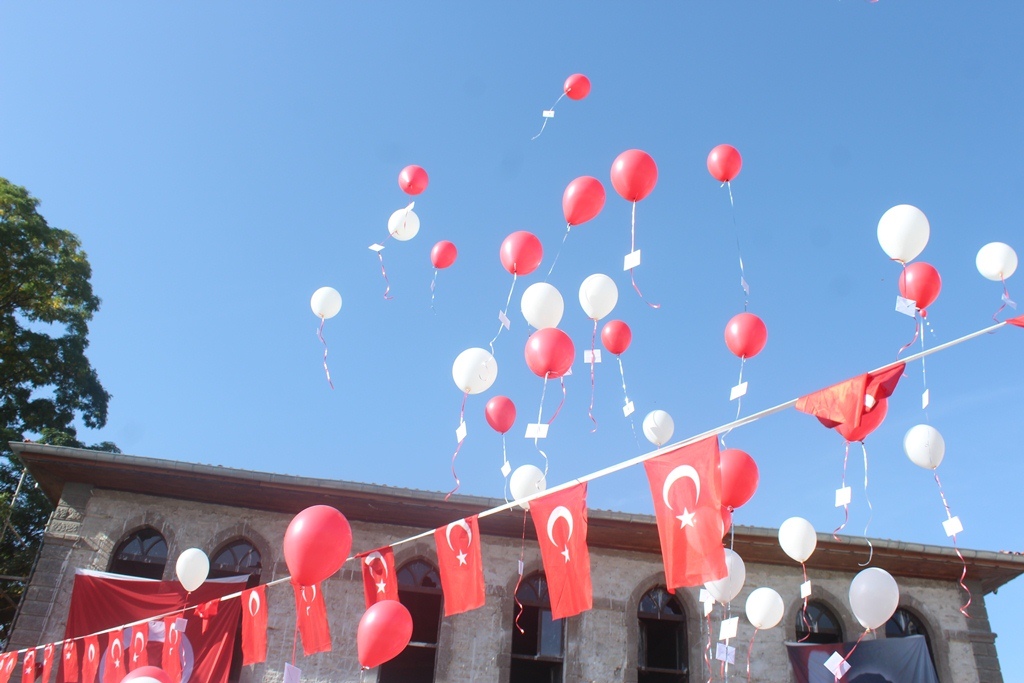 TED AFYON KOLEJİ ÖĞRENCİLERİNDEN 100. YIL ÇOŞKUSU