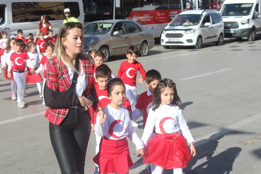 TED AFYON KOLEJİ ÖĞRENCİLERİNDEN 100. YIL ÇOŞKUSU