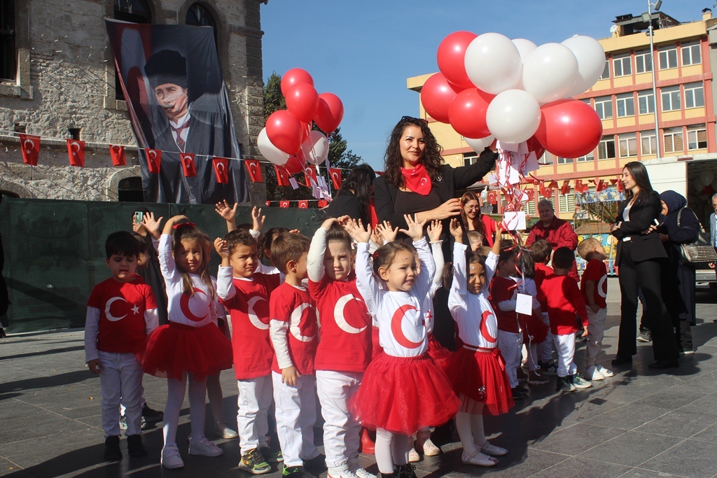TED AFYON KOLEJİ ÖĞRENCİLERİNDEN 100. YIL ÇOŞKUSU