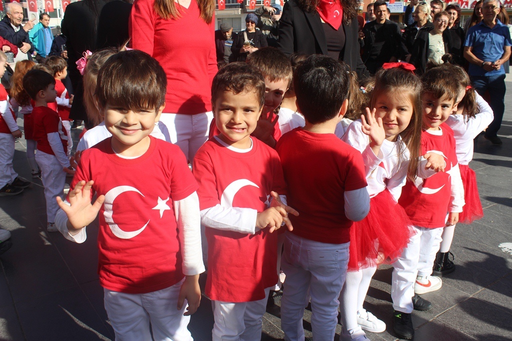 TED AFYON KOLEJİ ÖĞRENCİLERİNDEN 100. YIL ÇOŞKUSU