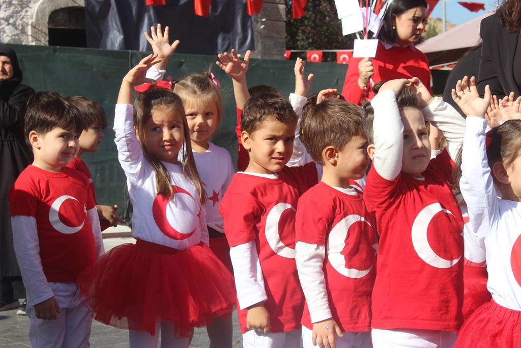TED AFYON KOLEJİ ÖĞRENCİLERİNDEN 100. YIL ÇOŞKUSU