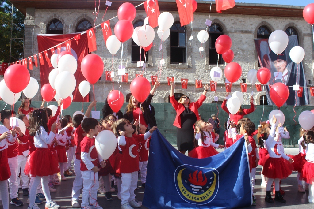 TED AFYON KOLEJİ ÖĞRENCİLERİNDEN 100. YIL ÇOŞKUSU