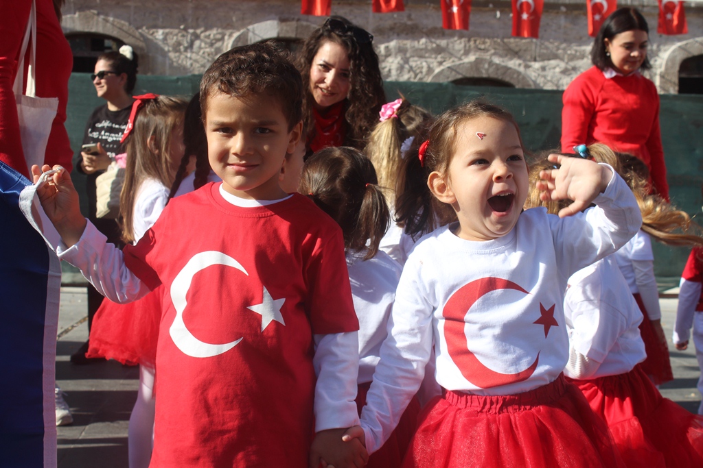TED AFYON KOLEJİ ÖĞRENCİLERİNDEN 100. YIL ÇOŞKUSU