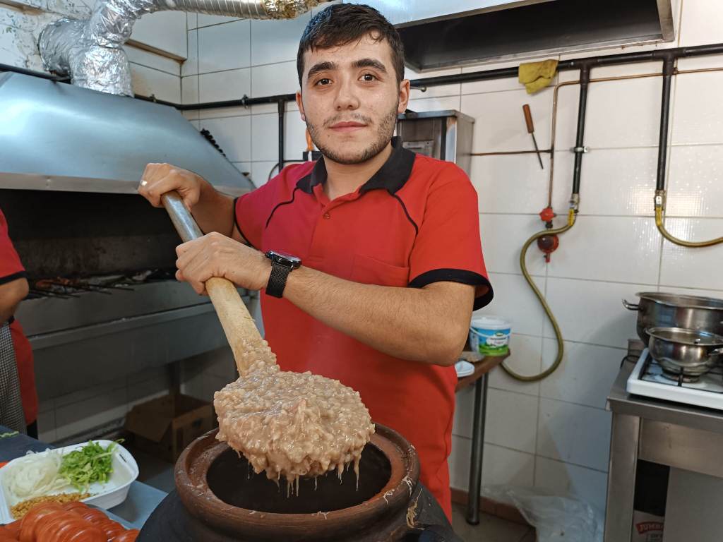 ÇÖMLEKTE PİŞİRİLEN BU LEZZET DAMAK ÇATLATIYOR
