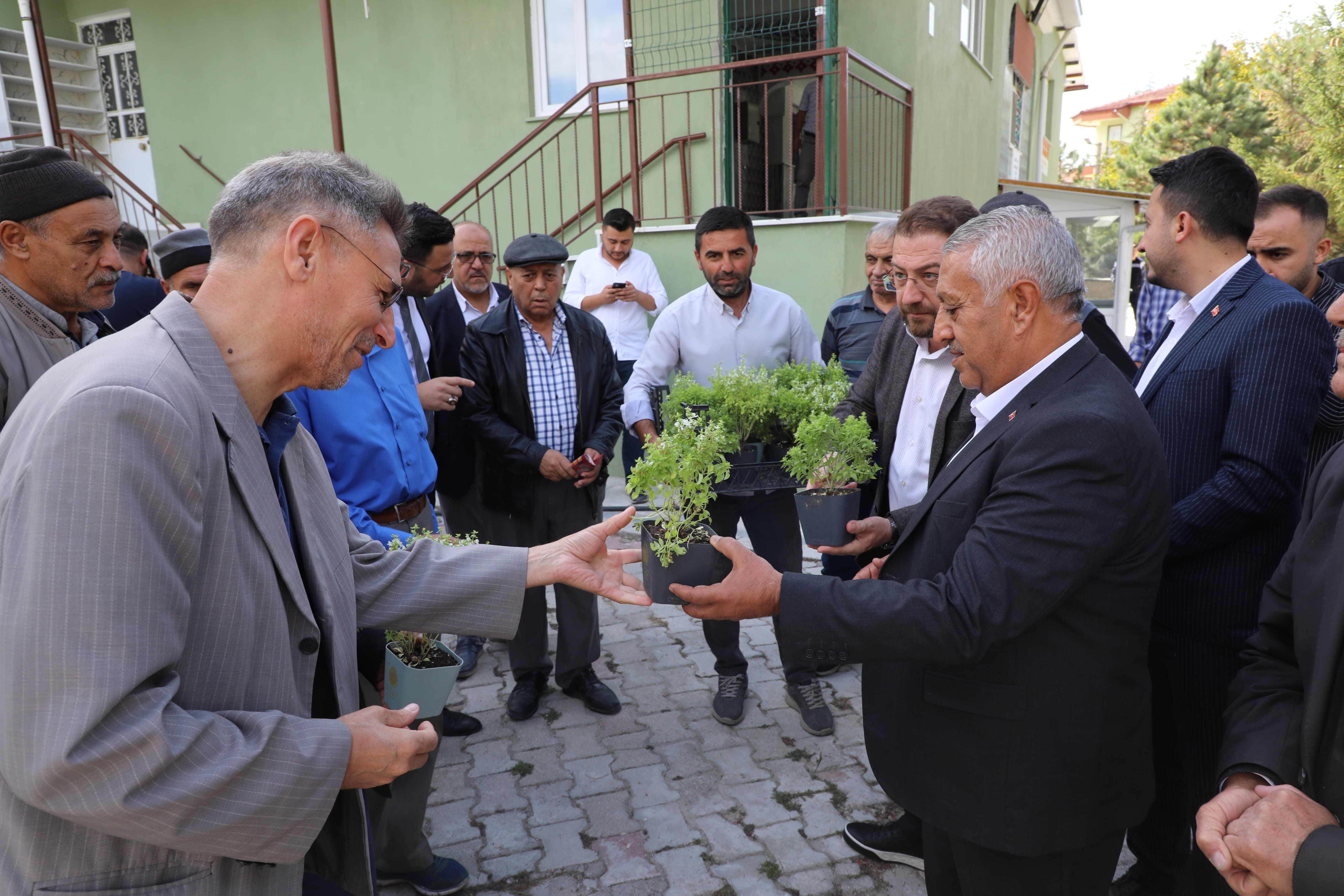 BAŞKAN ZEYBEK YİNE MAHALLE GEZİSİNDE