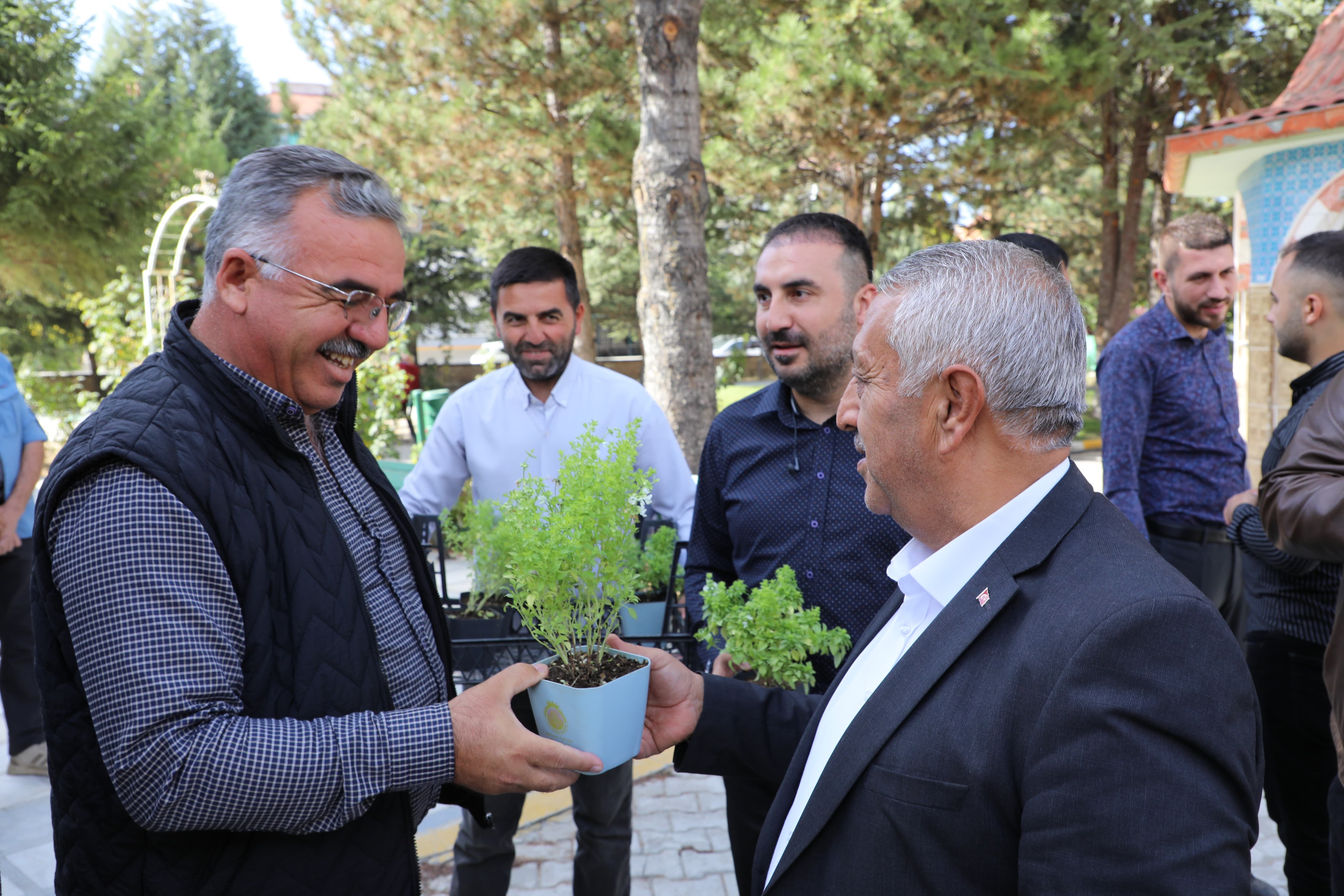 BAŞKAN ZEYBEK YİNE MAHALLE GEZİSİNDE