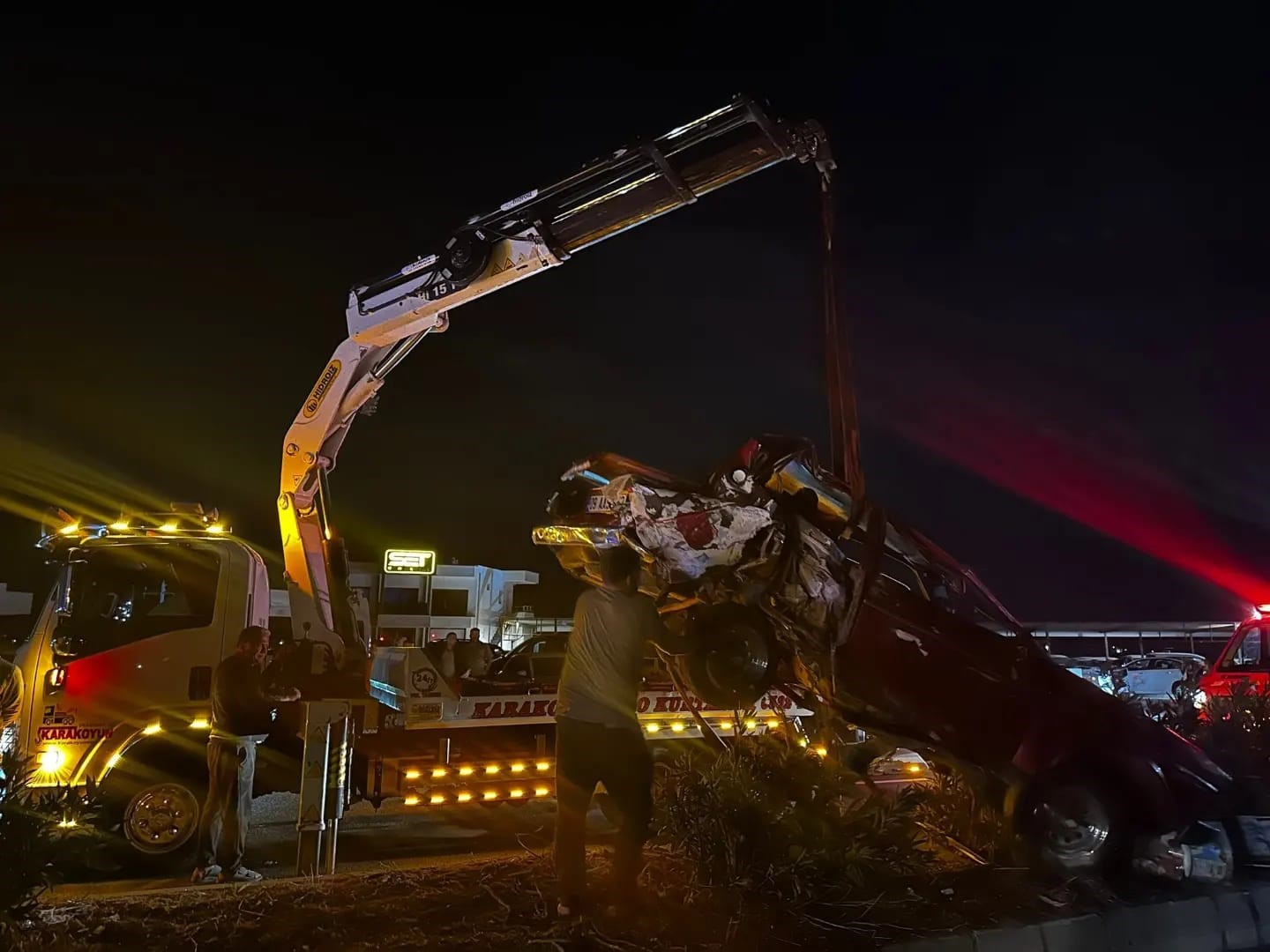 METAL YIĞININA DÖNEN BU ARAÇTAN SAĞ ÇIKTILAR