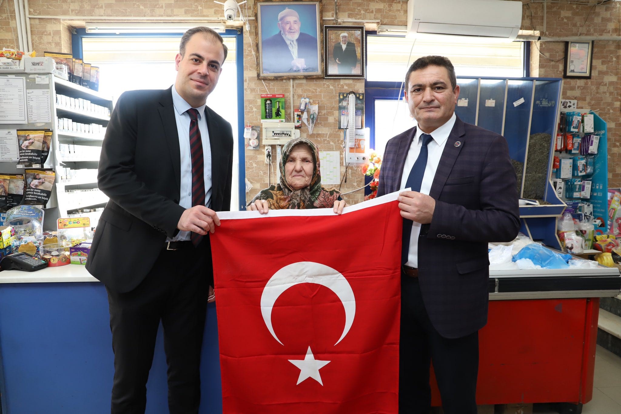 AFYON’DA ESNAFLARA TÜRK BAYRAĞI HEDİYE EDİLDİ