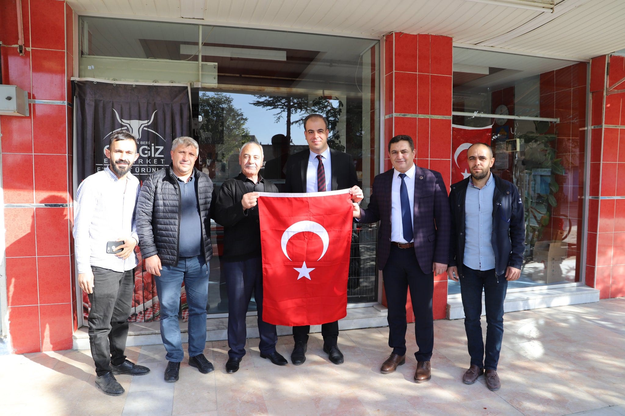 AFYON’DA ESNAFLARA TÜRK BAYRAĞI HEDİYE EDİLDİ