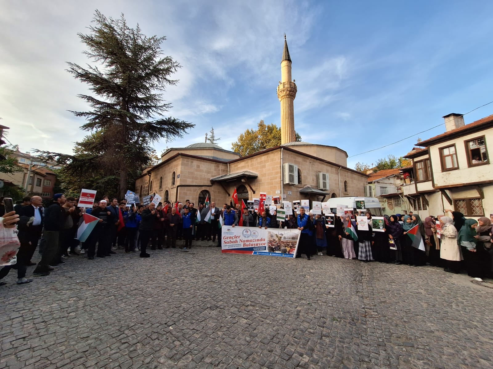 AFYON’DA SABAH NAMAZINDA CAMİİ DOLDU TAŞTI