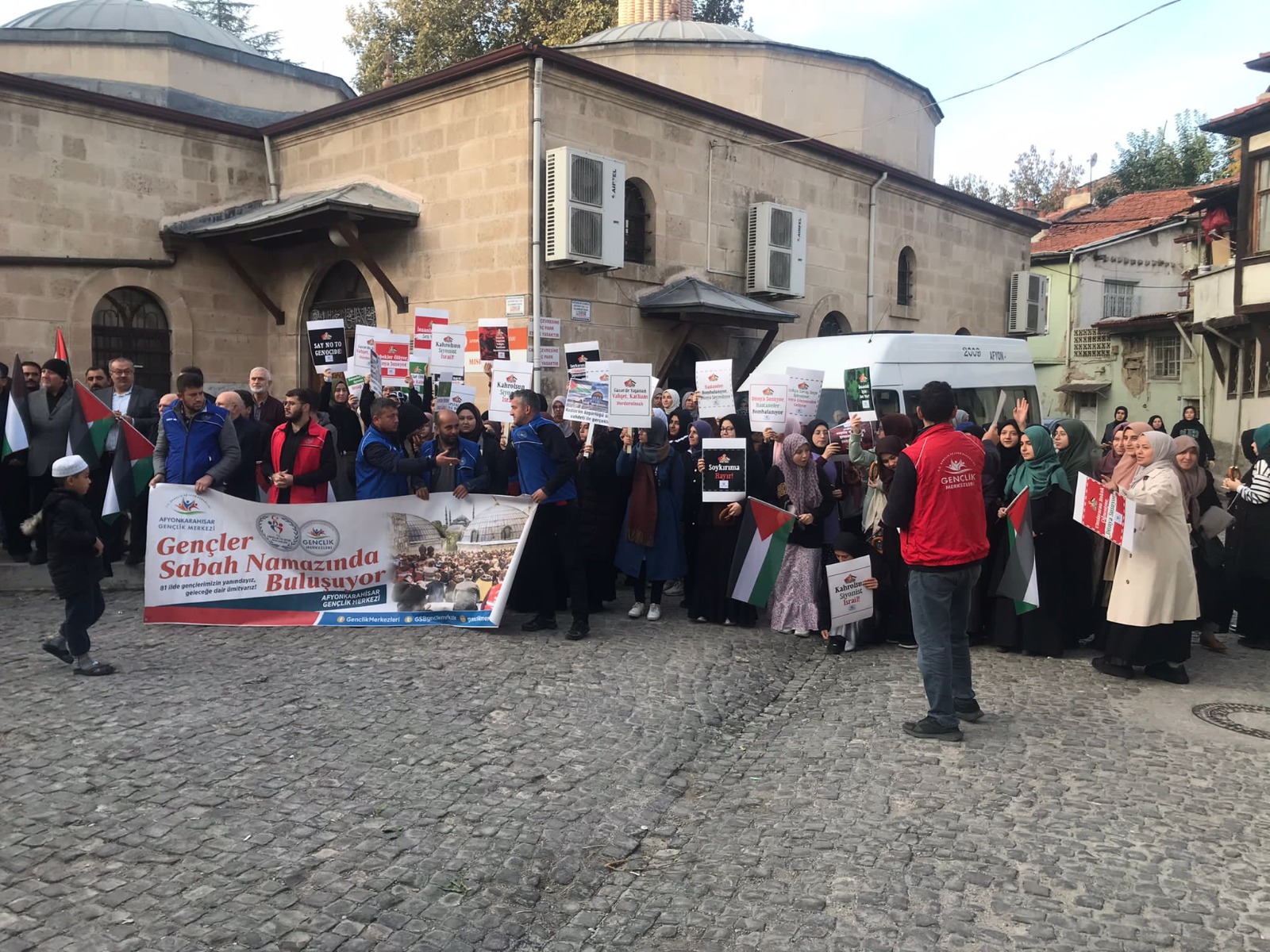 AFYON’DA SABAH NAMAZINDA CAMİİ DOLDU TAŞTI