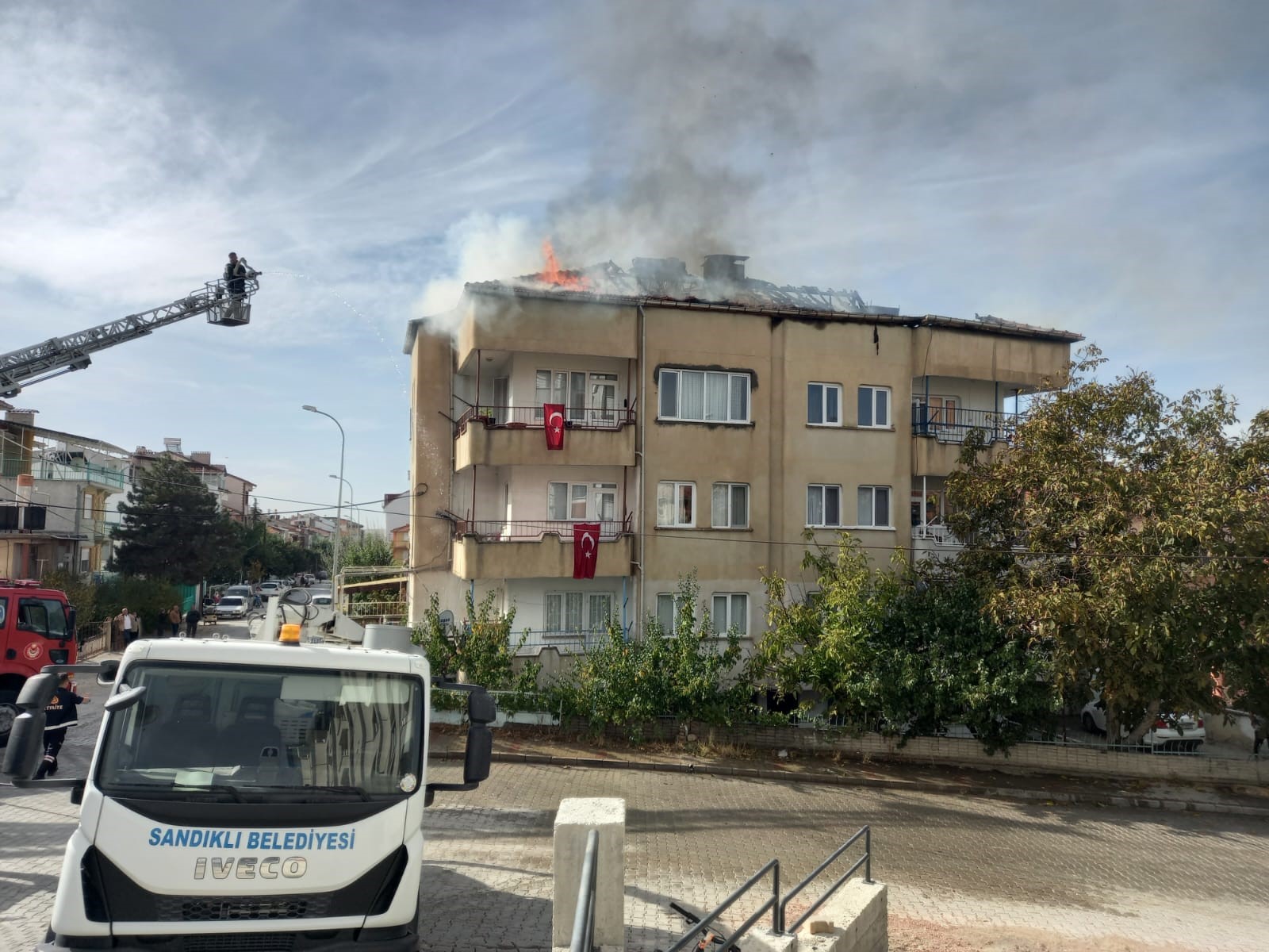 AFYON'DA KORKUTAN YANGIN...3 KATLI BİNANIN ÇATISI ALEVLERE TESLİM OLDU!