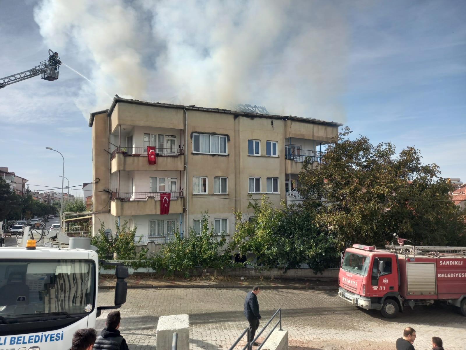 AFYON'DA KORKUTAN YANGIN...3 KATLI BİNANIN ÇATISI ALEVLERE TESLİM OLDU!