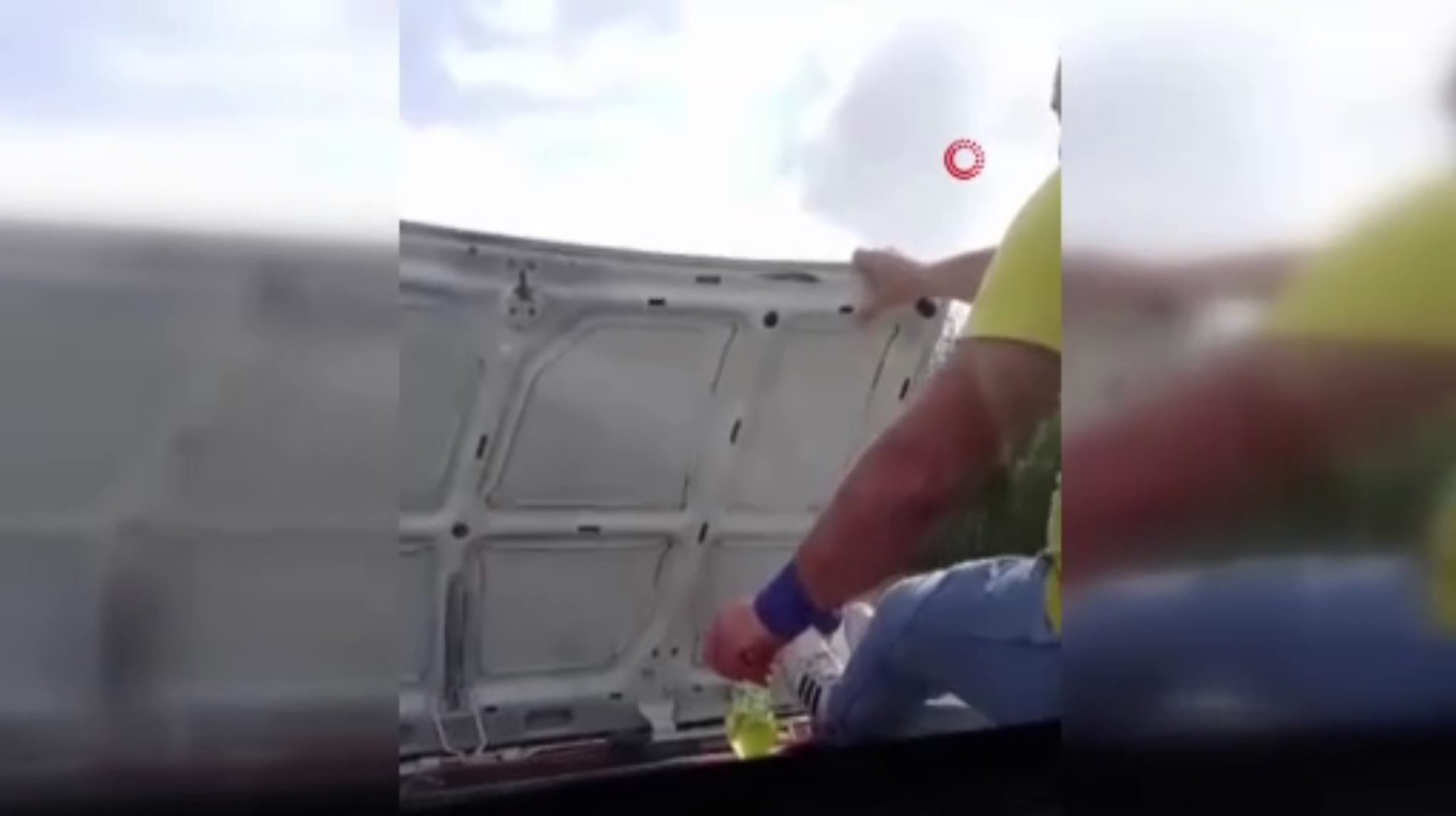 CANLARINI HİÇE SAYDILAR... HAREKET HALİNDEKİ ARACA BENZİN KOYDULAR!