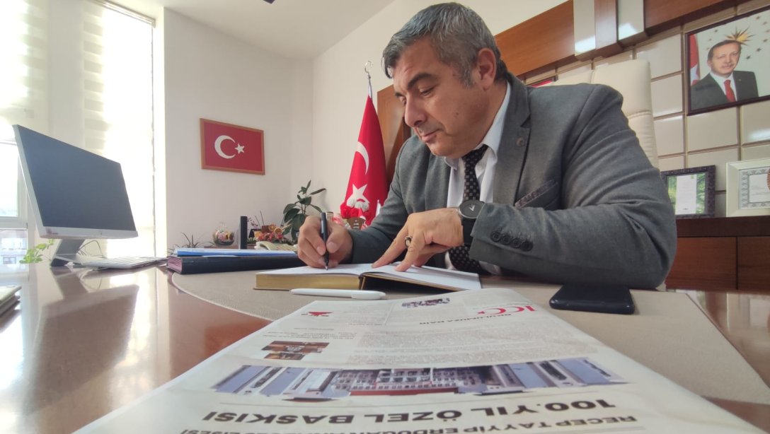 MÜDÜR SÜNNETCİ 100. YIL  ANI DEFTERİNİ İMZALADI