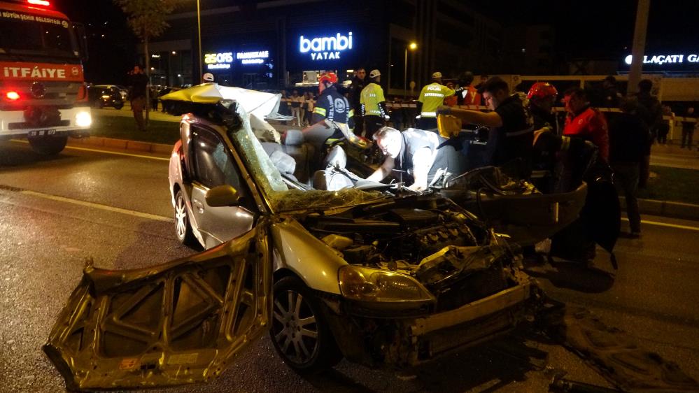 KONTROLDEN ÇIKAN OTOMOBİL TIRIN DORSESİNE ÇARPTI: